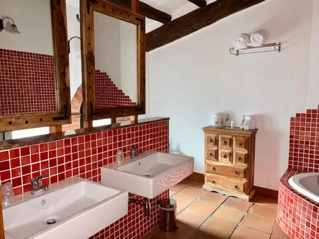 Bathroom in La Figuerola Hotel & Restaurant