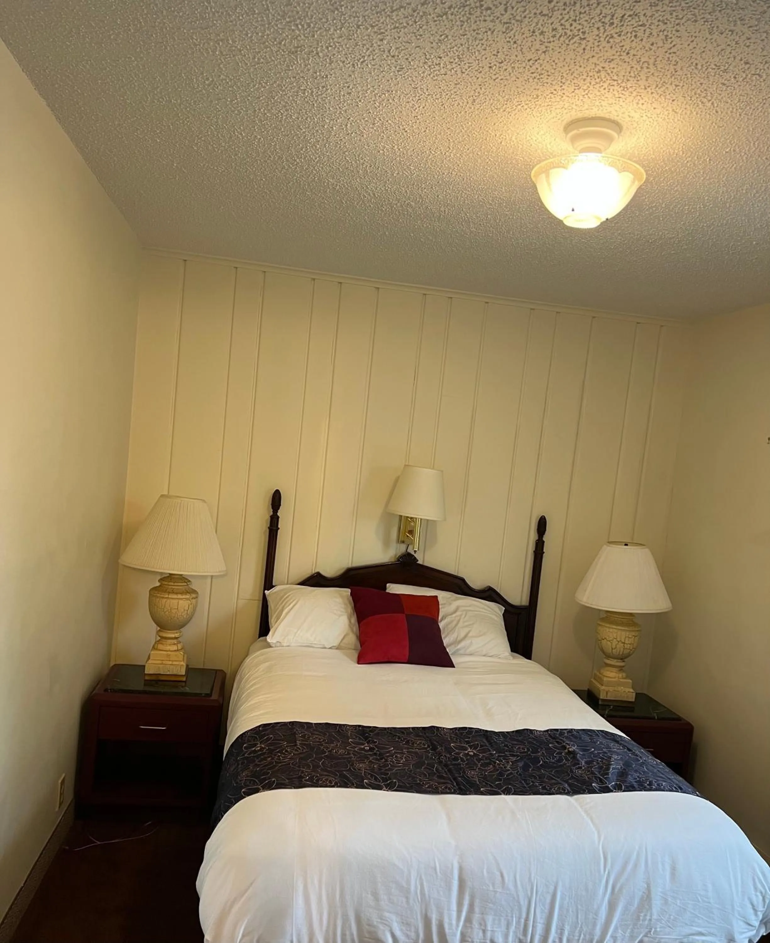 Bed in Itascan Motel