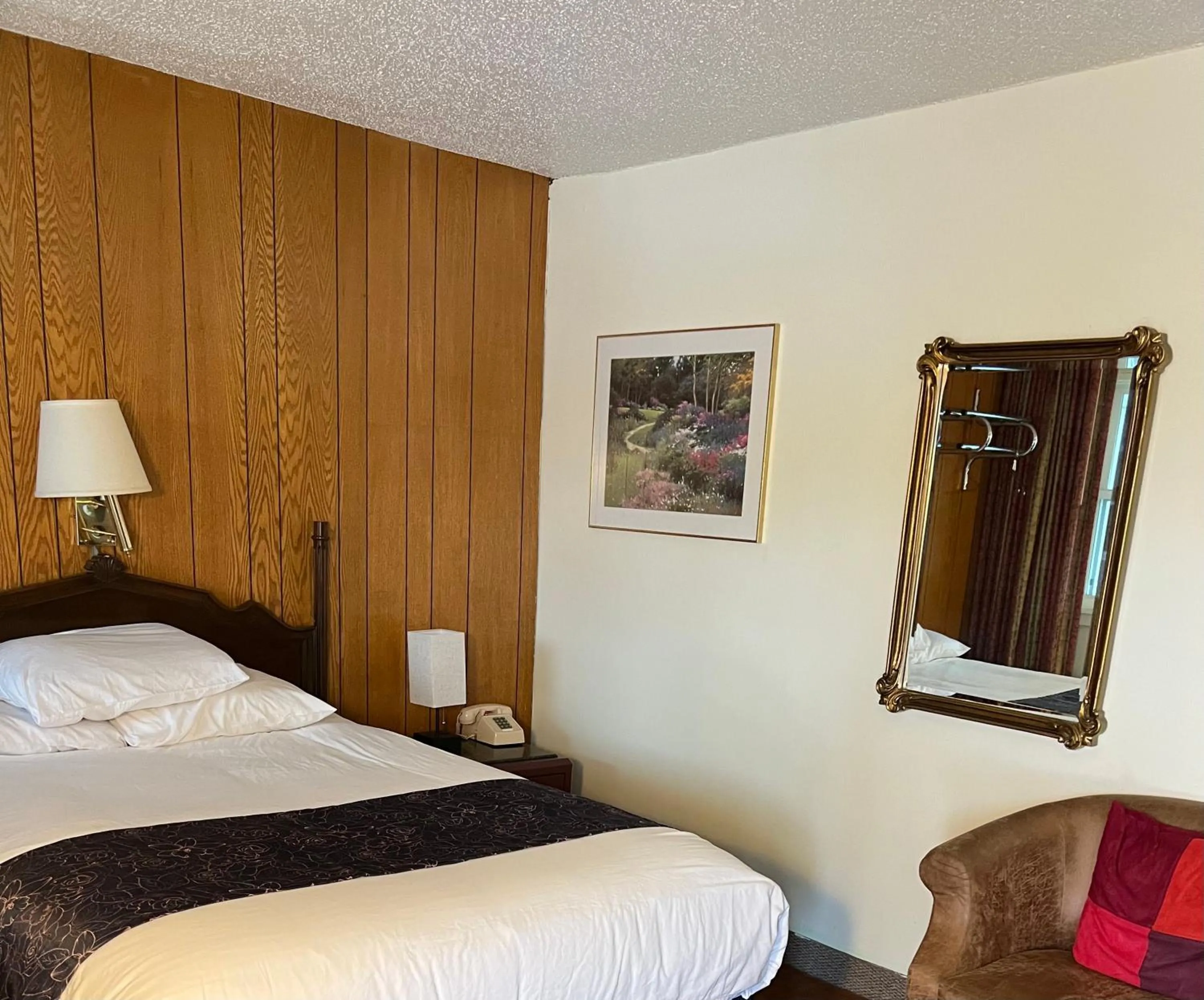 Bed in Itascan Motel