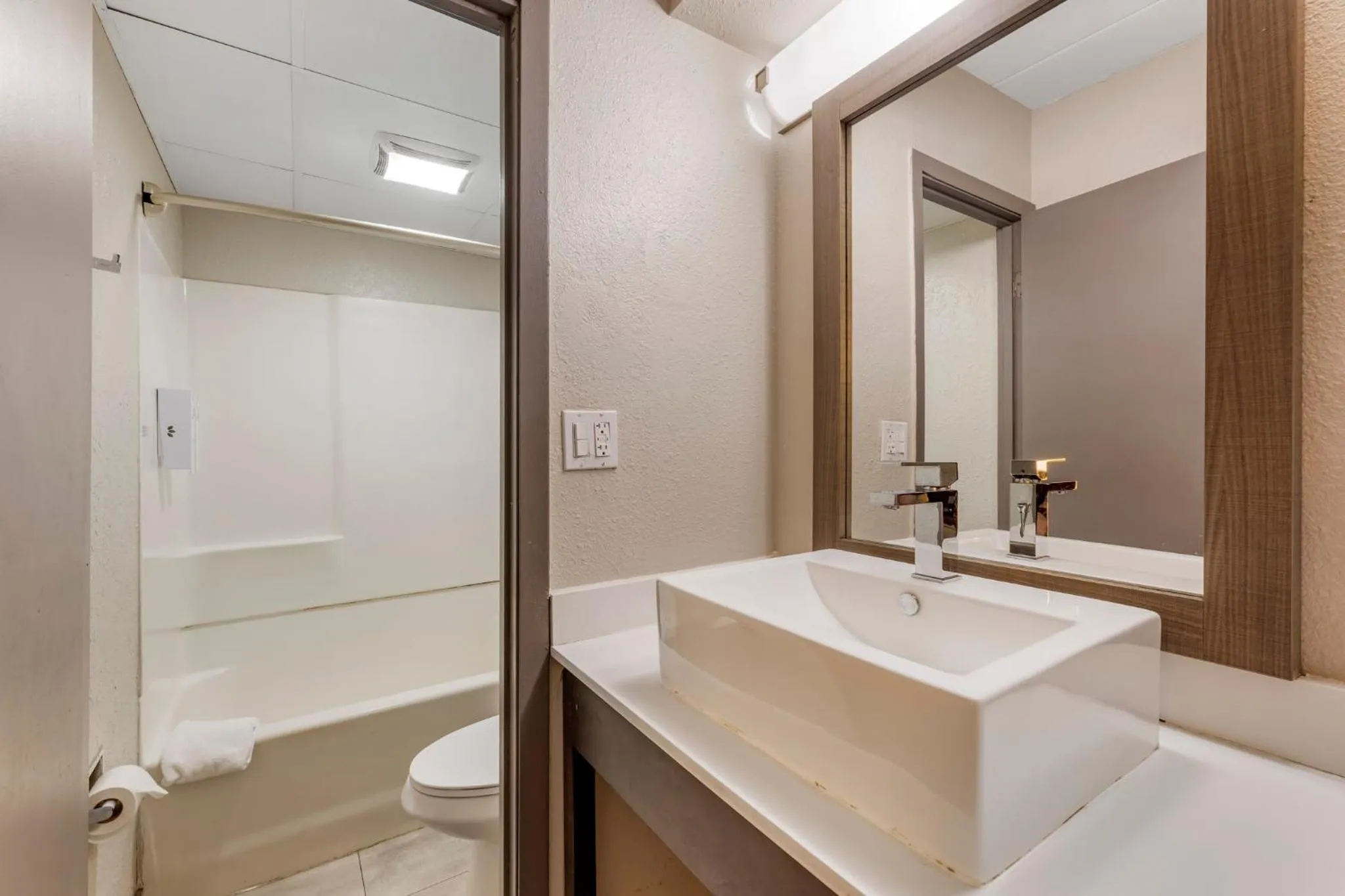 Bathroom in Red Roof Inn Bourbonnais