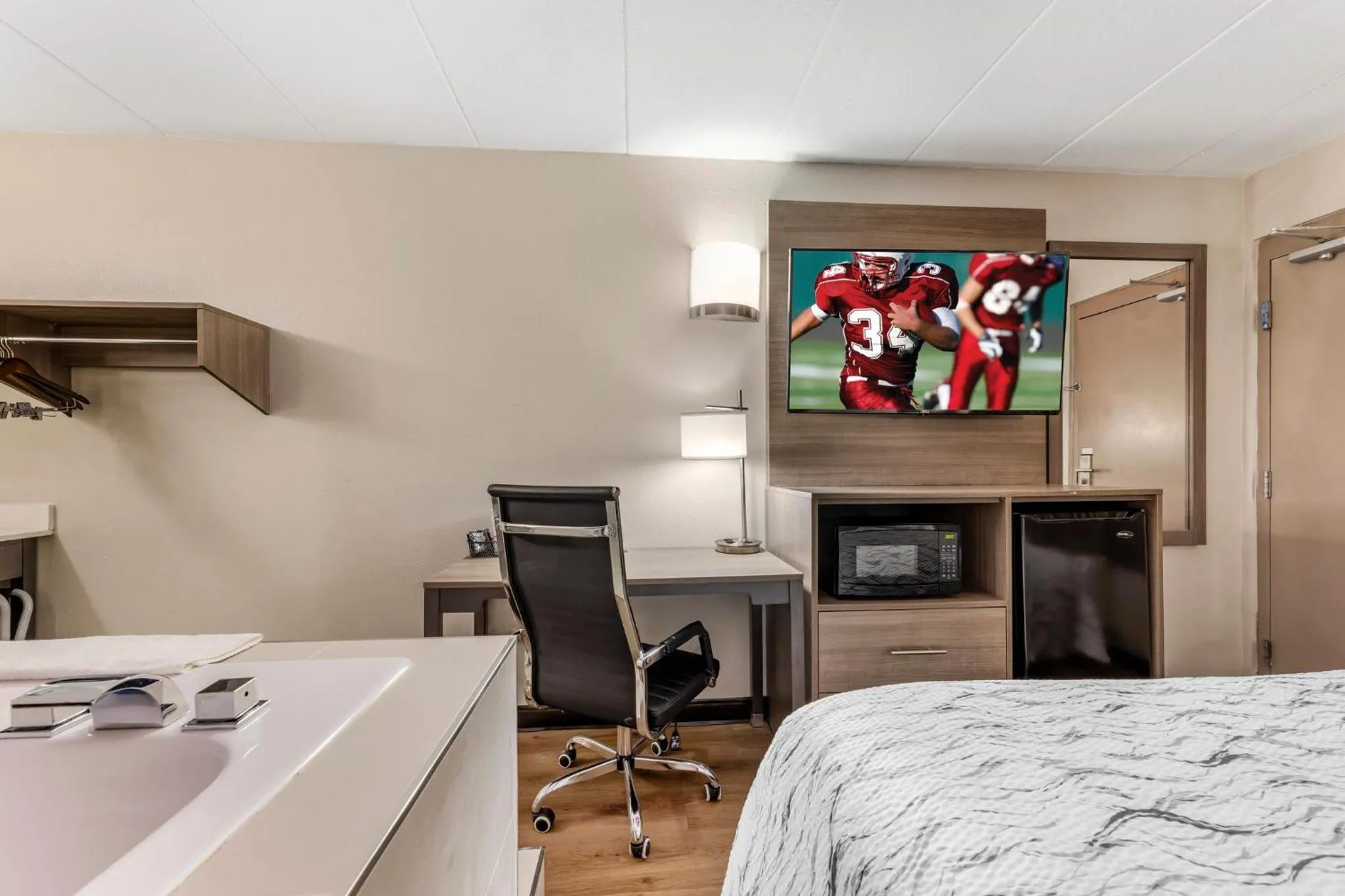 Photo of the whole room, Bed in Red Roof Inn Bourbonnais