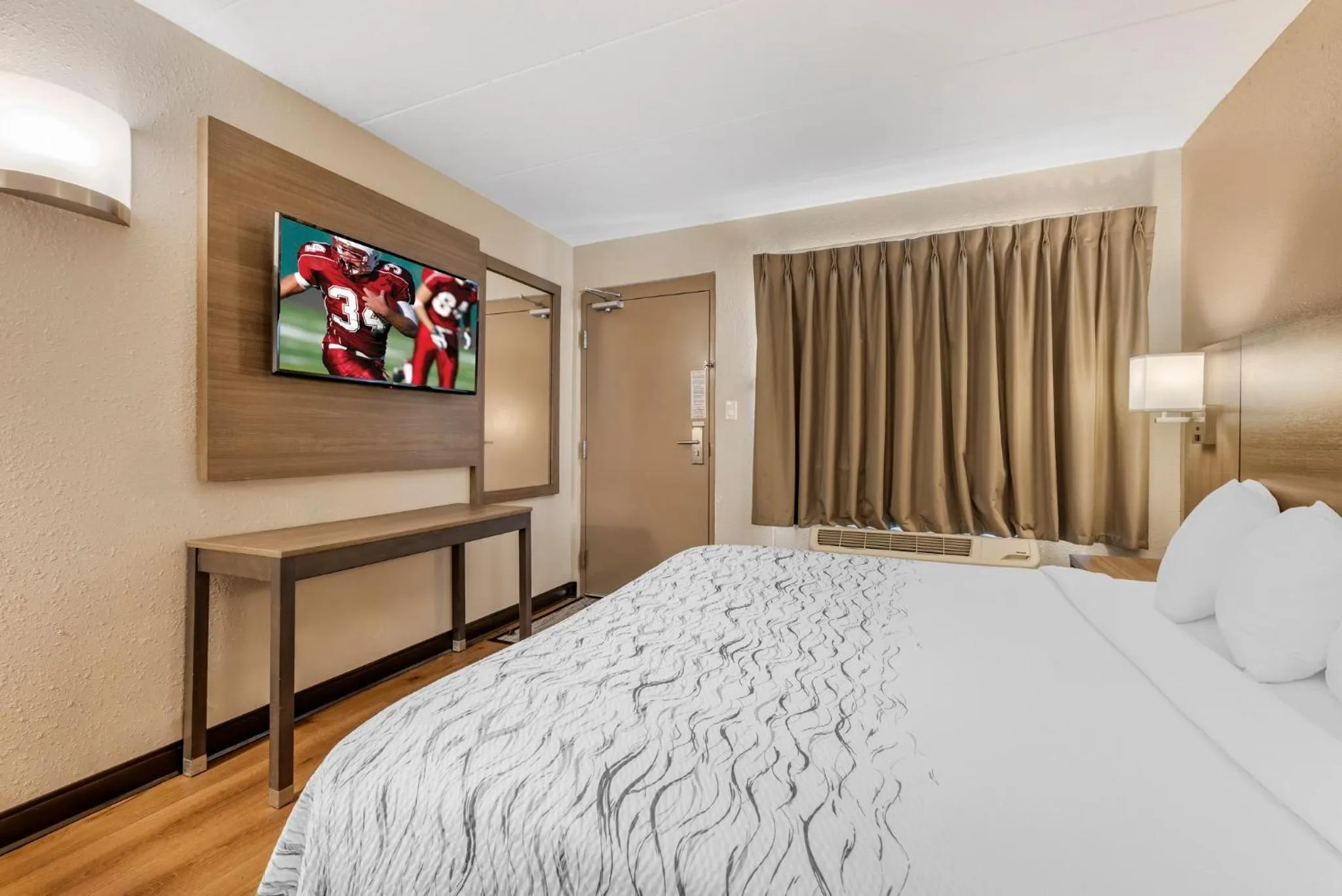 Photo of the whole room, Bed in Red Roof Inn Bourbonnais