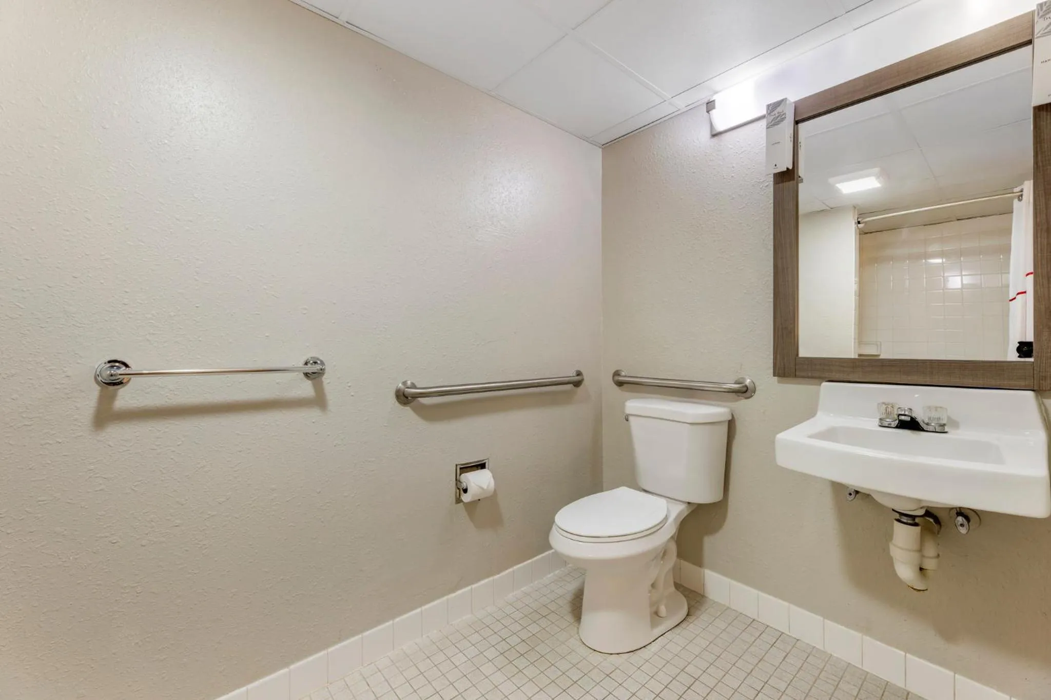Bathroom in Red Roof Inn Bourbonnais