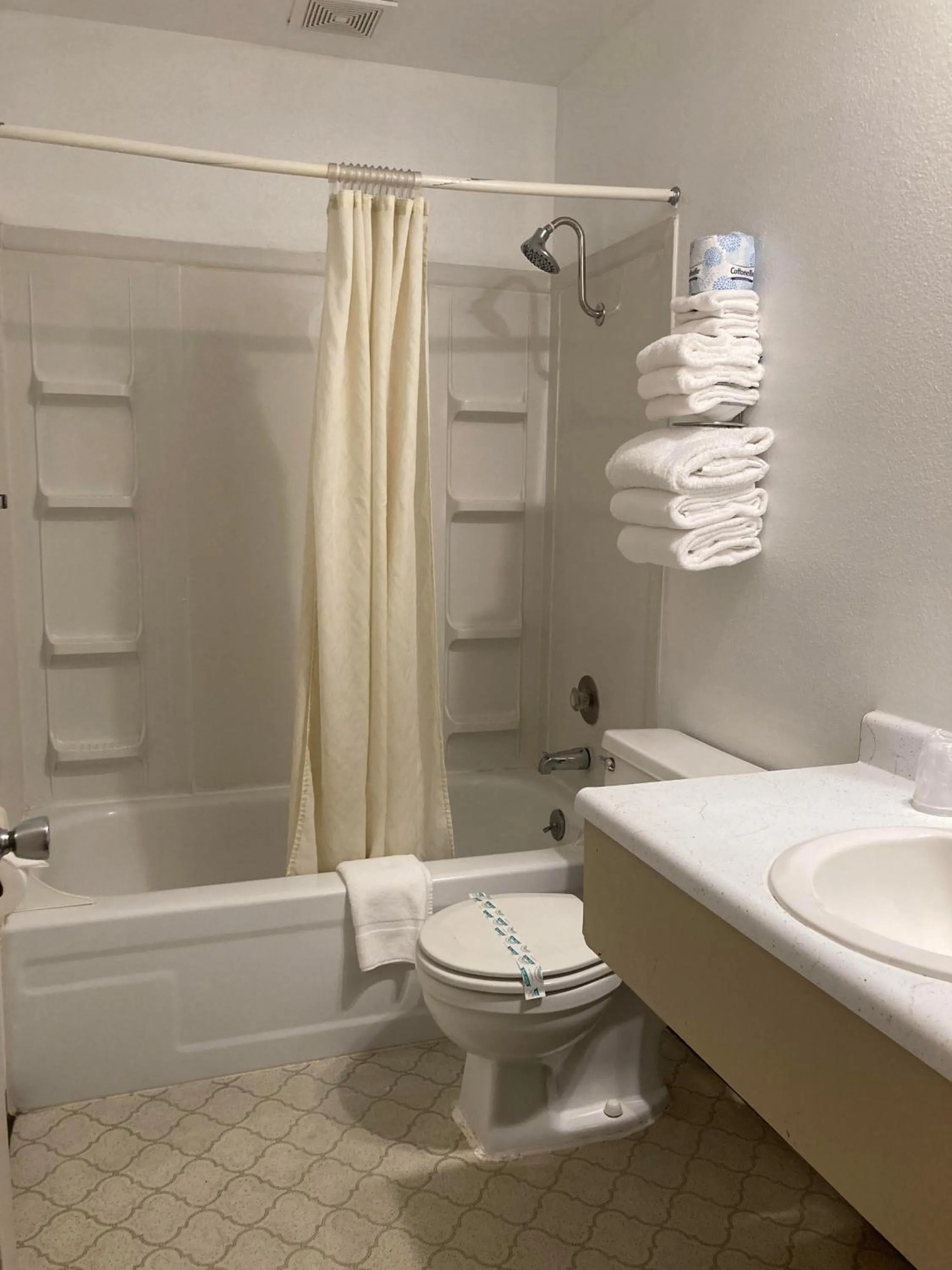 Bathroom in Travelodge by Wyndham Canyonville
