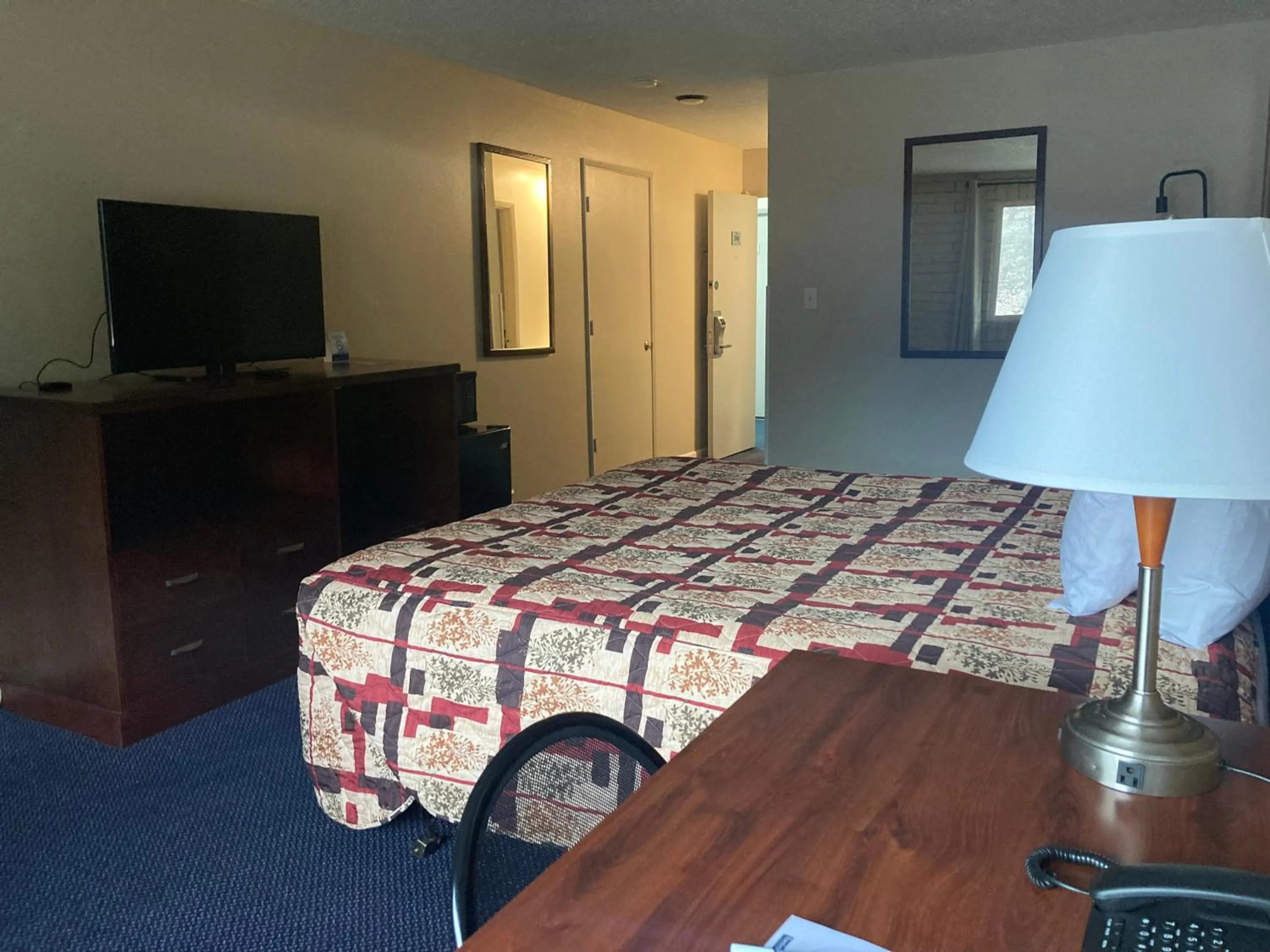 Bedroom, Bed in Travelodge by Wyndham Canyonville