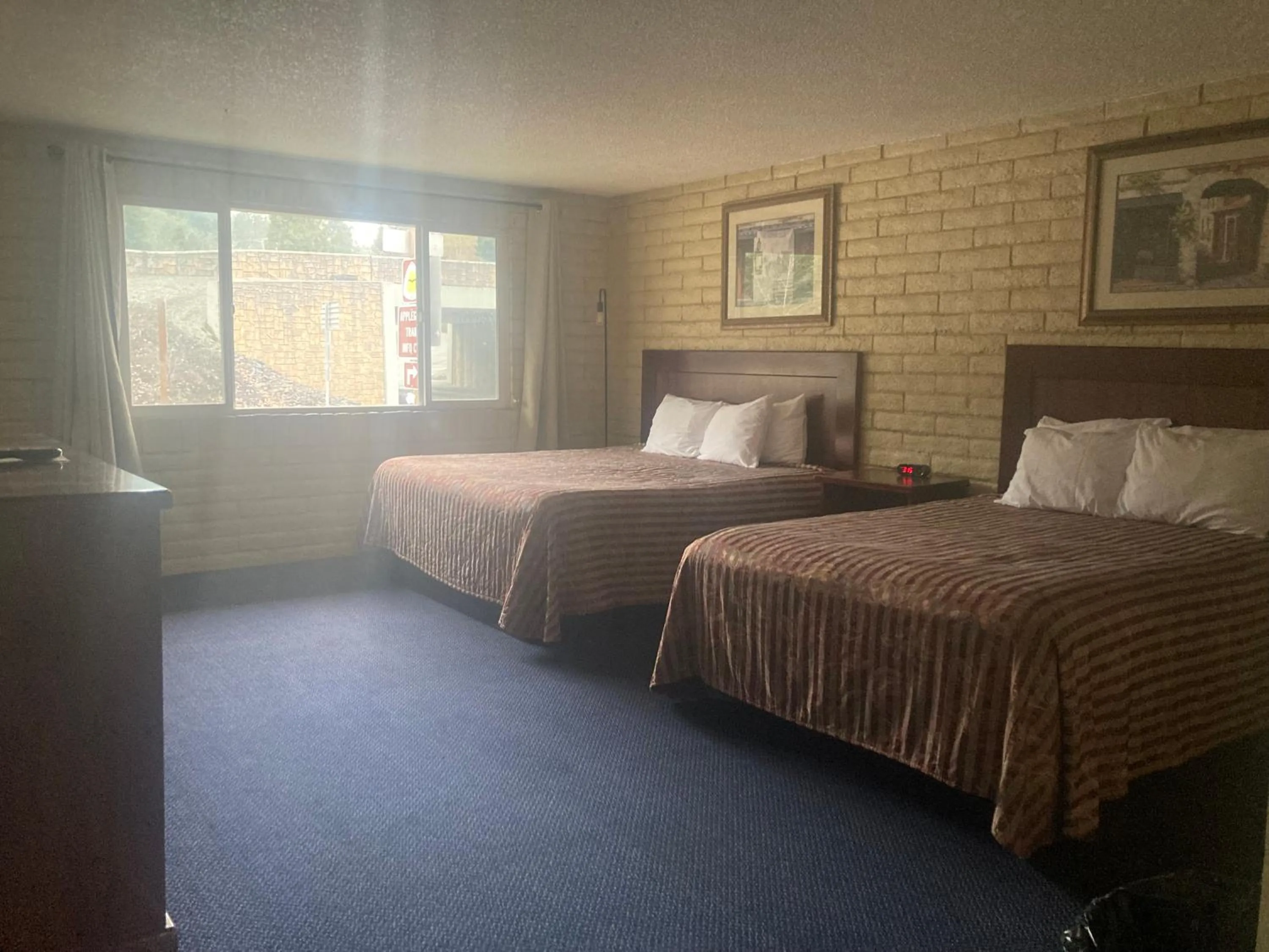 Bedroom, Bed in Travelodge by Wyndham Canyonville