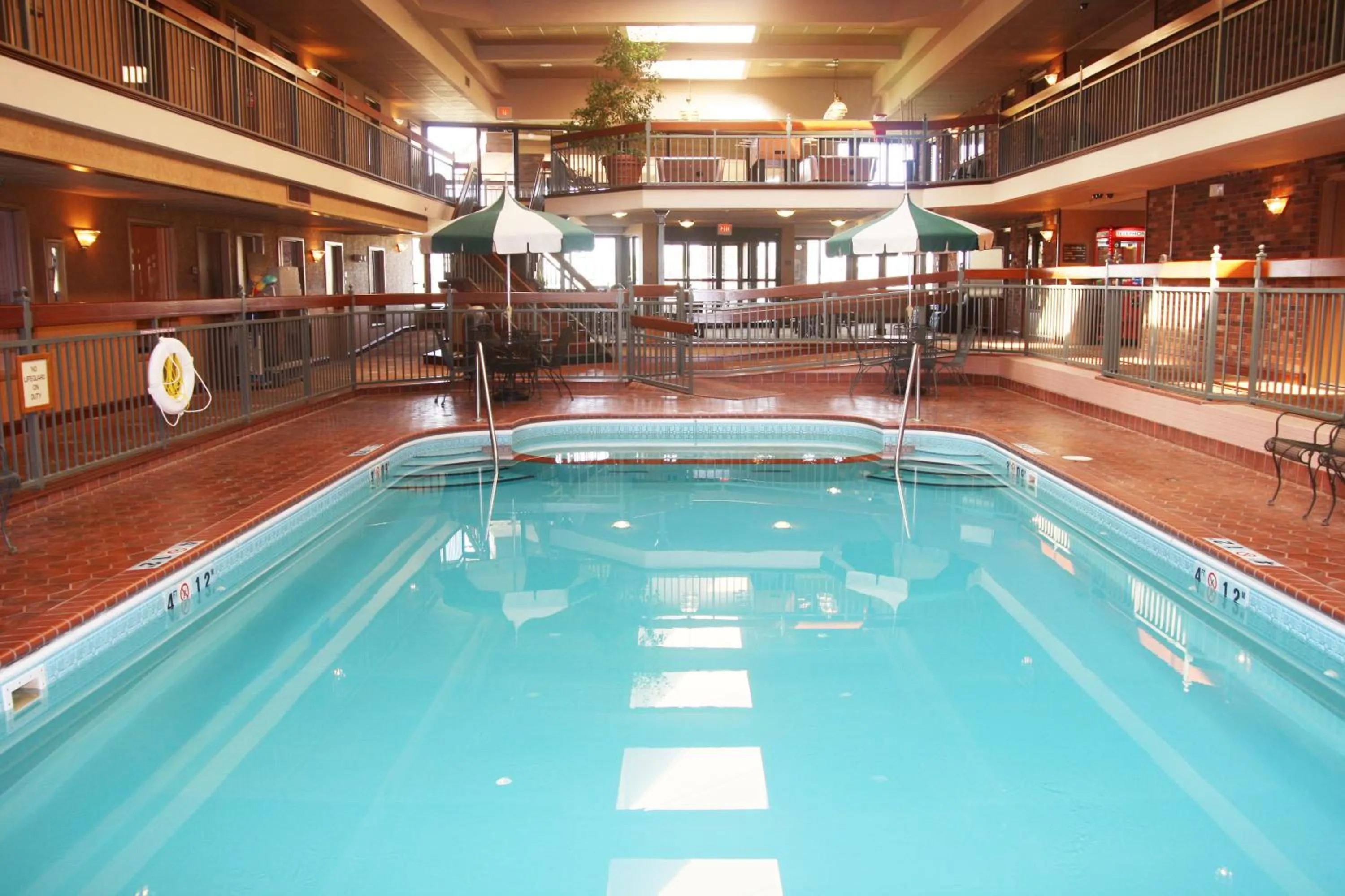 Swimming pool in Auburn Place Hotel & Suites Cape Girardeau
