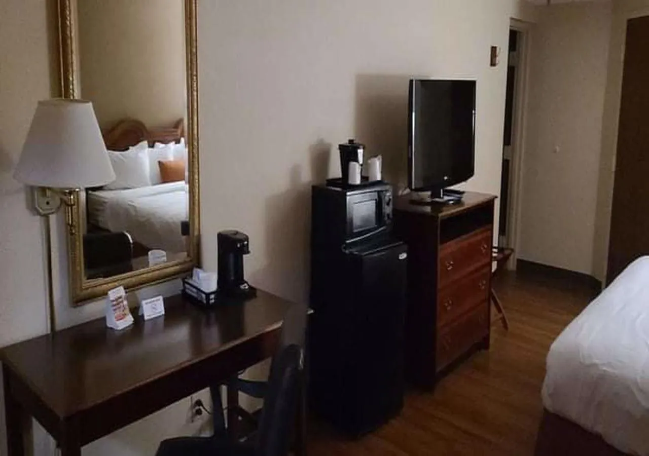 TV and multimedia in Auburn Place Hotel & Suites Cape Girardeau