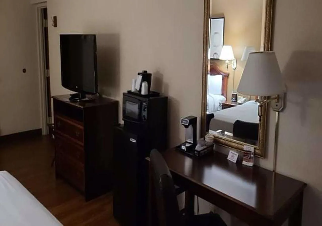 TV and multimedia in Auburn Place Hotel & Suites Cape Girardeau