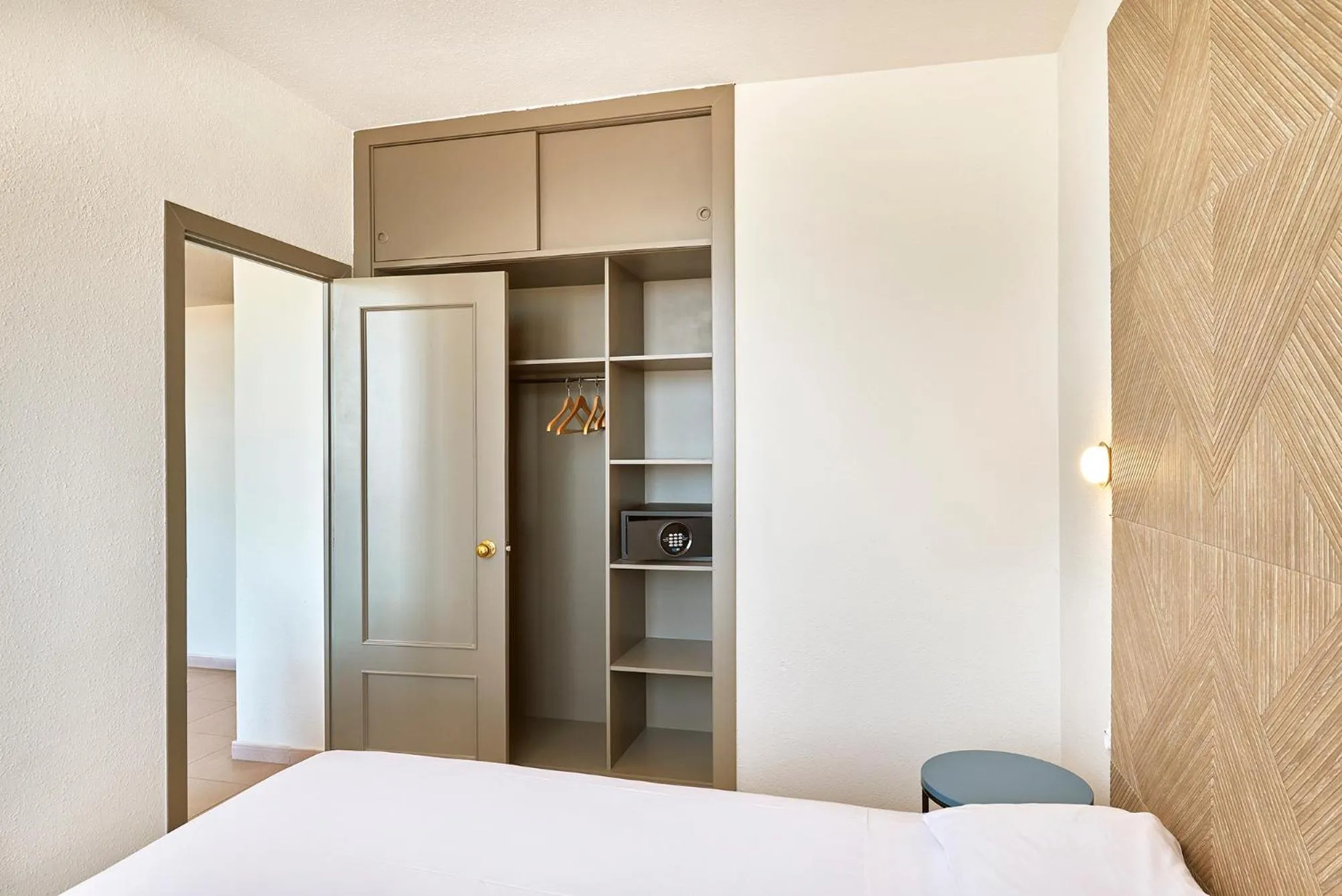 wardrobe, Bed in Hesperia Sant Joan