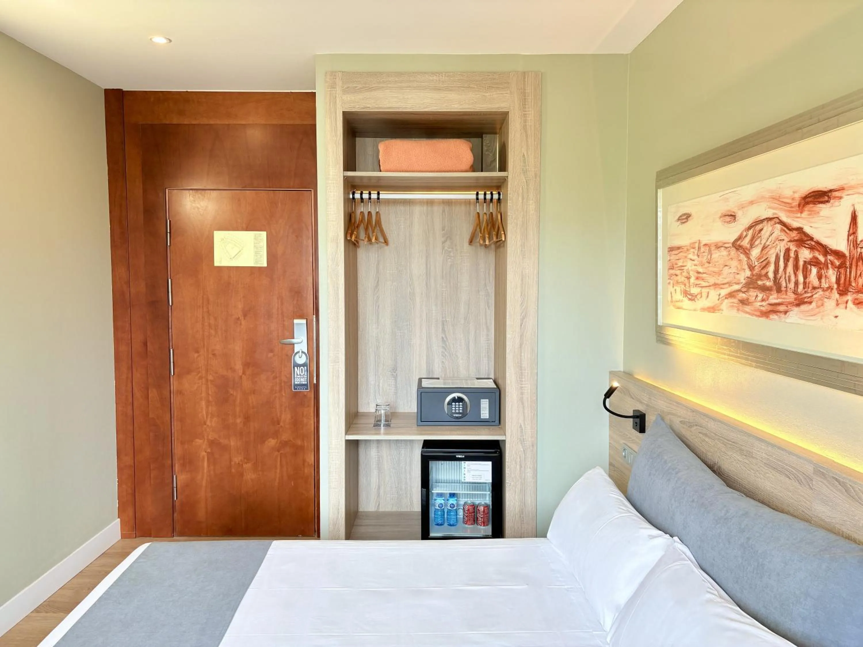 wardrobe, Bed in Eurohotel Barcelona Granvia Fira