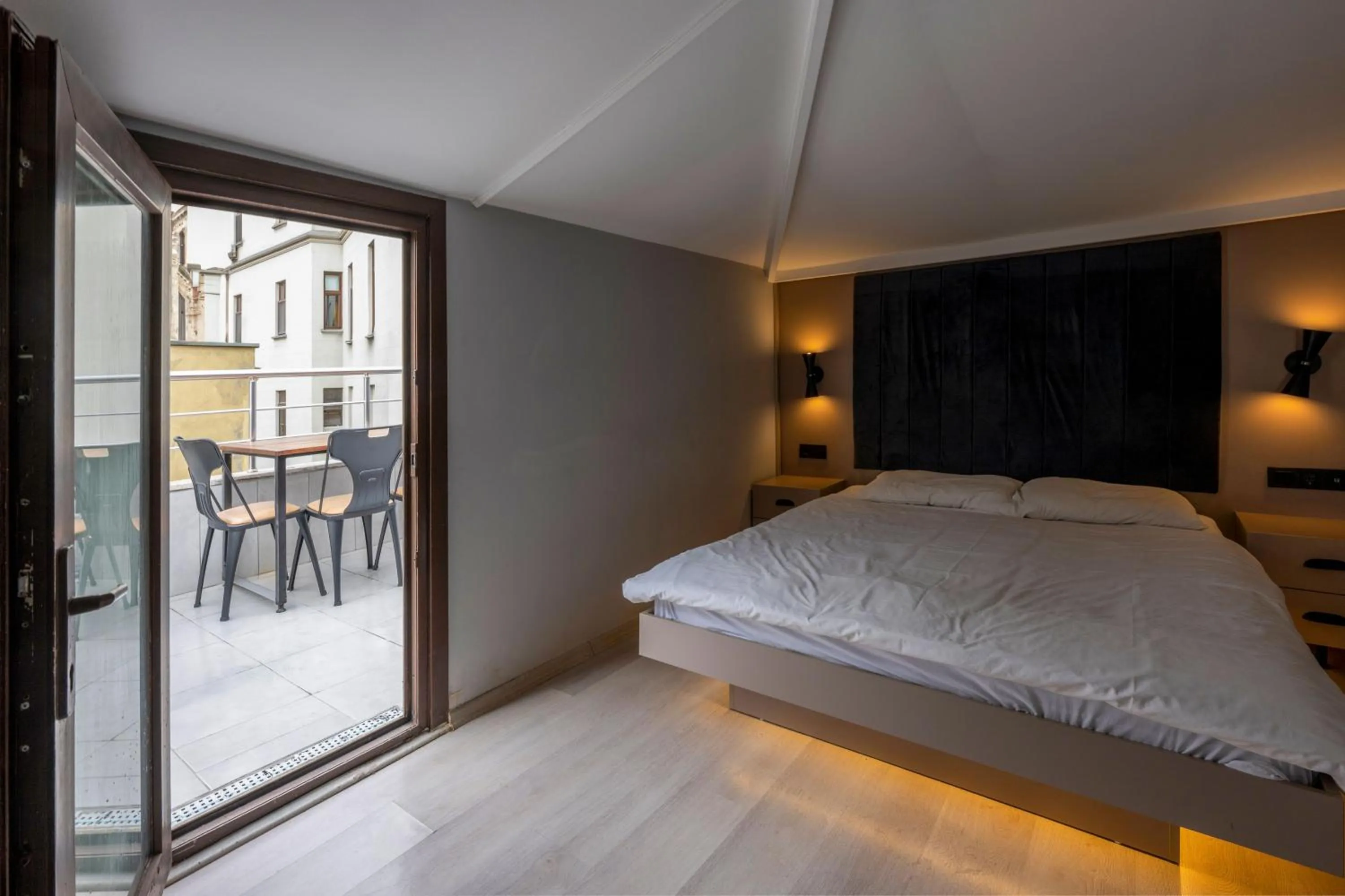 Balcony/Terrace, Bed in Cirrus Suites