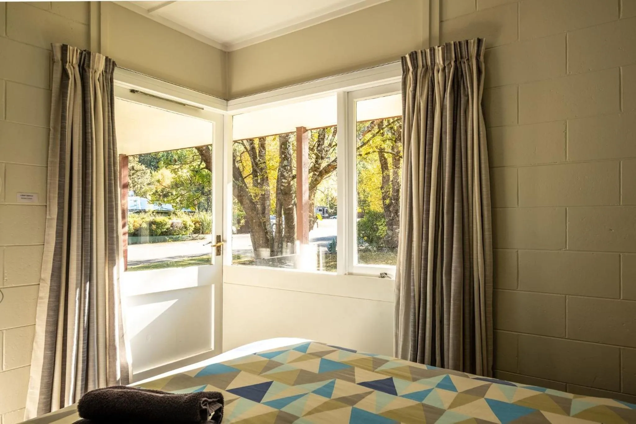 Garden view, Bed in Alpine Adventure Holiday Park