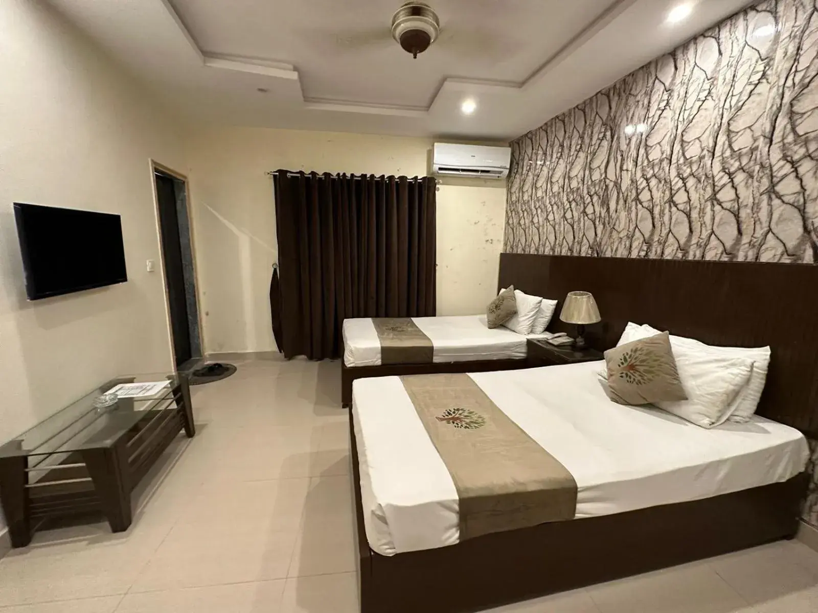 Deluxe Queen Room with Two Queen Beds in Hotel Green Fort Gulberg Deluxe Queen Room with Two Queen Beds in Hotel Green Fort Gulberg