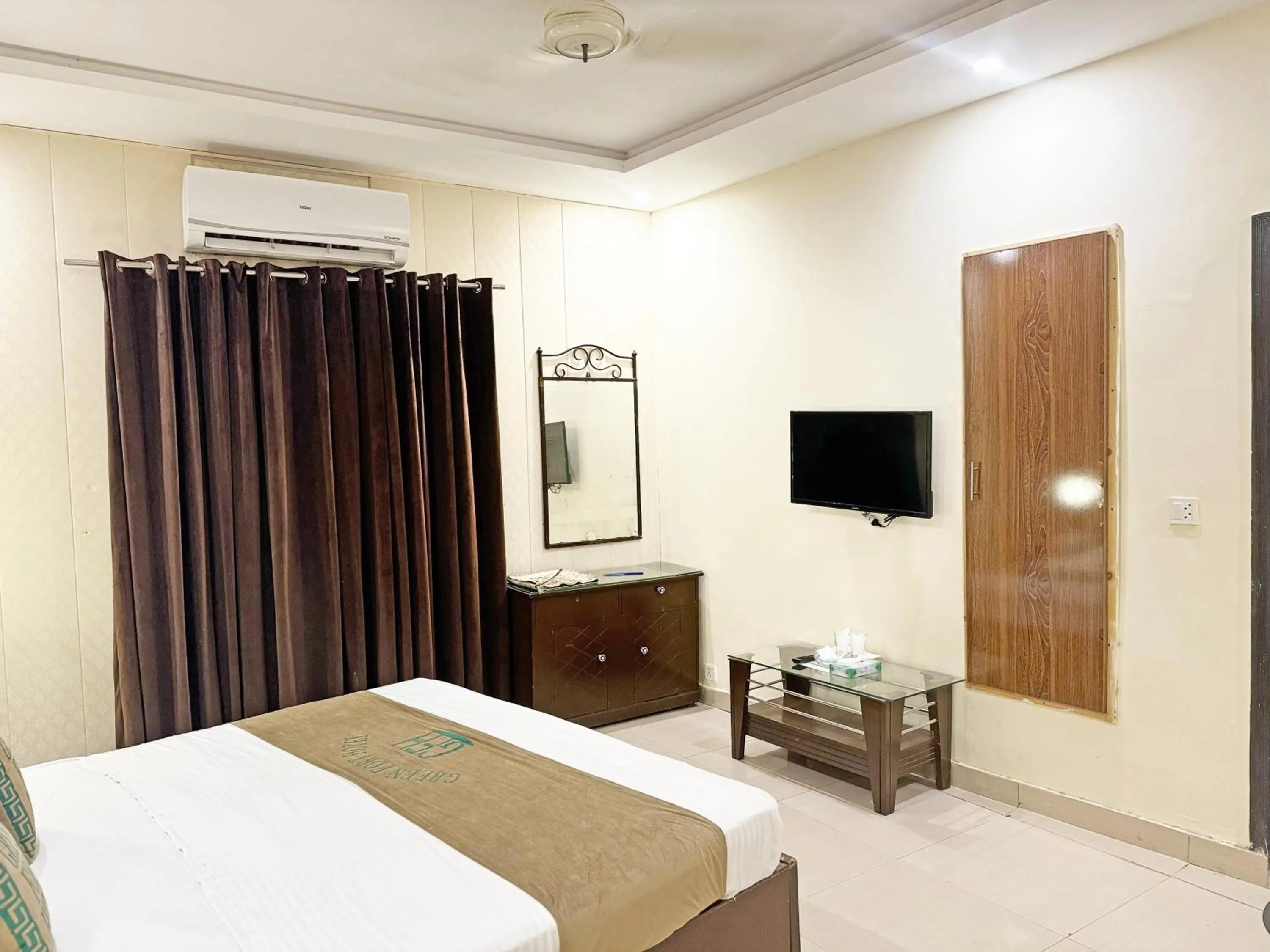 Bed in Hotel Green Fort Gulberg