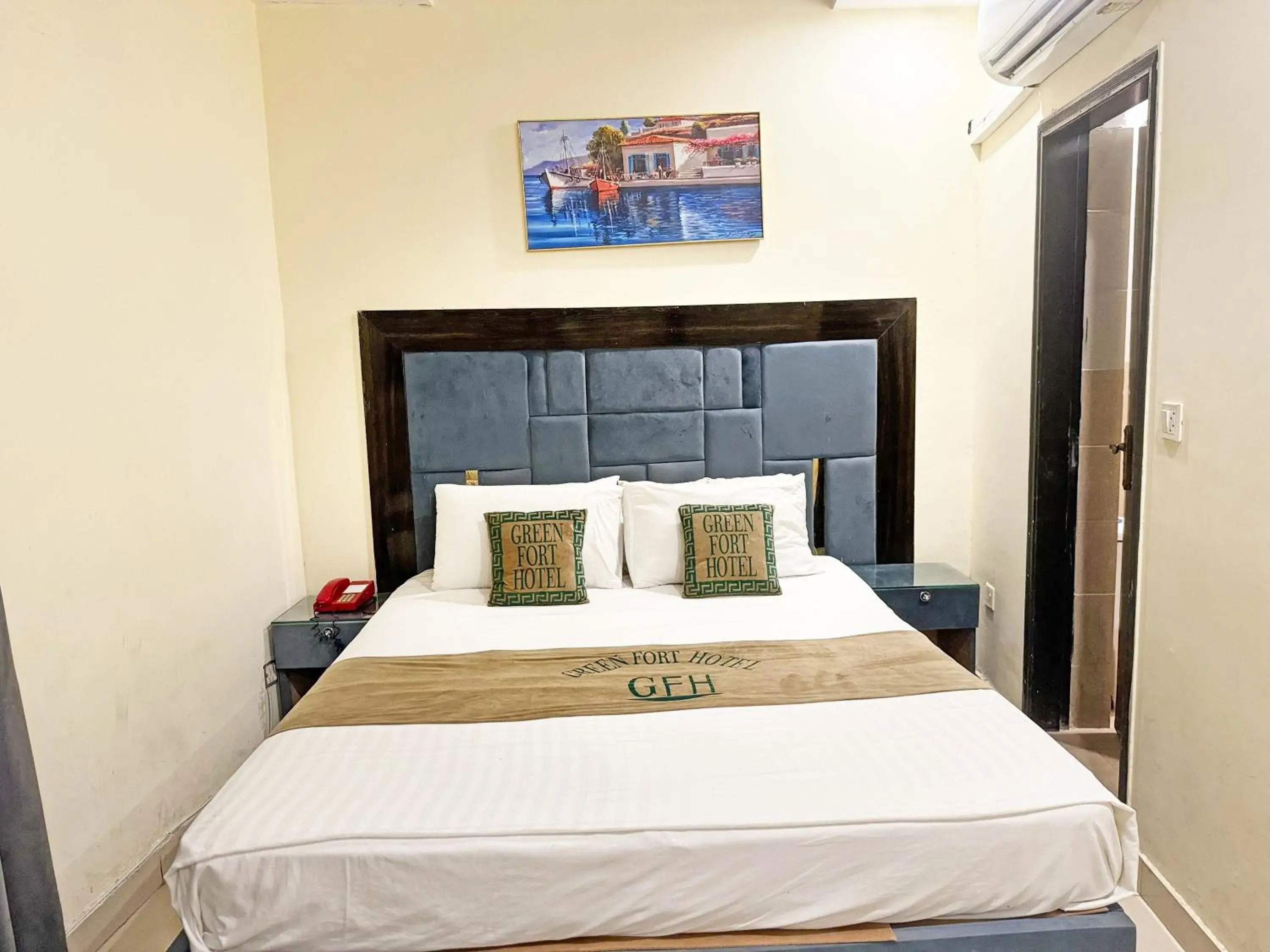 Deluxe Single Room - single occupancy in Hotel Green Fort Gulberg Deluxe Single Room - single occupancy in Hotel Green Fort Gulberg