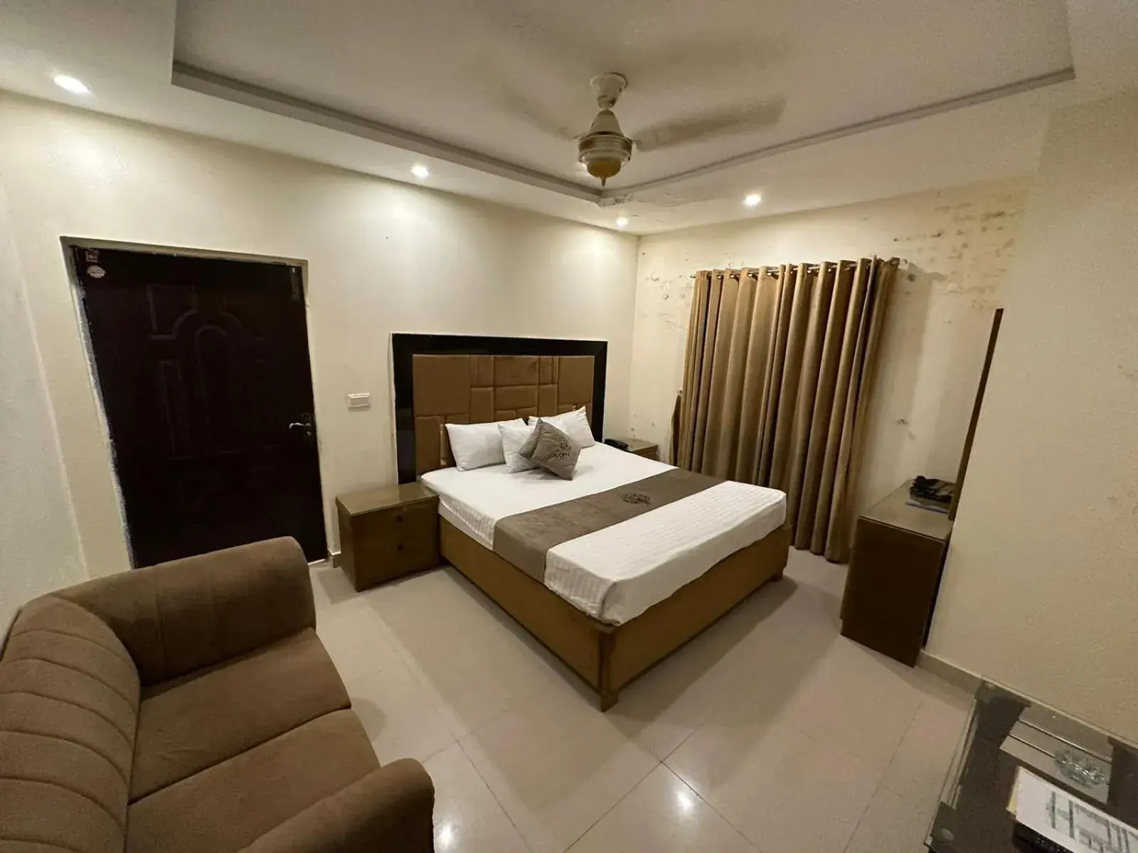 Deluxe Family Room in Hotel Green Fort Gulberg Deluxe Family Room in Hotel Green Fort Gulberg