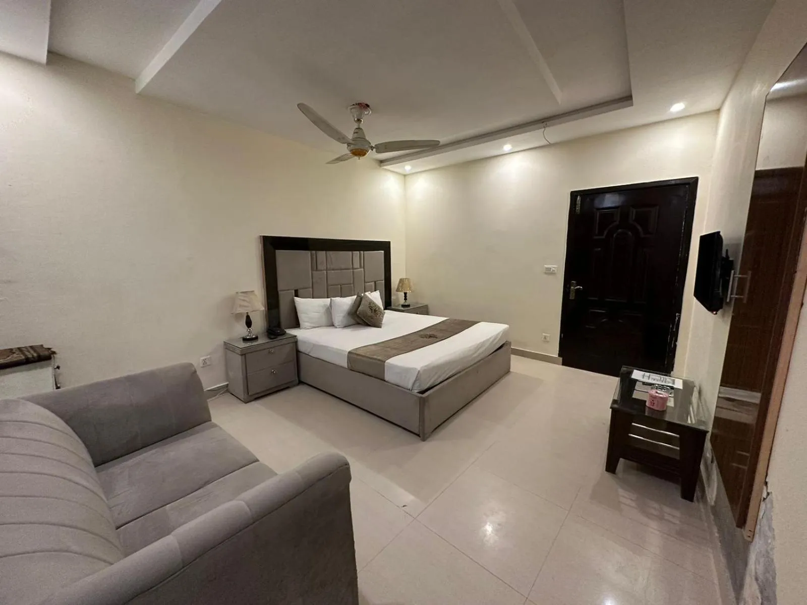 Bedroom, Bed in Hotel Green Fort Gulberg