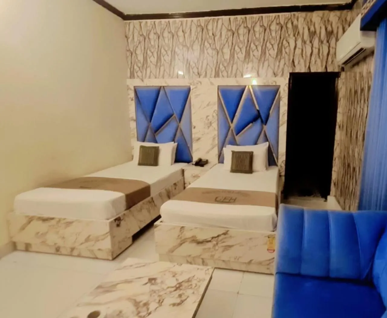 Living room, Bed in Hotel Green Fort Gulberg