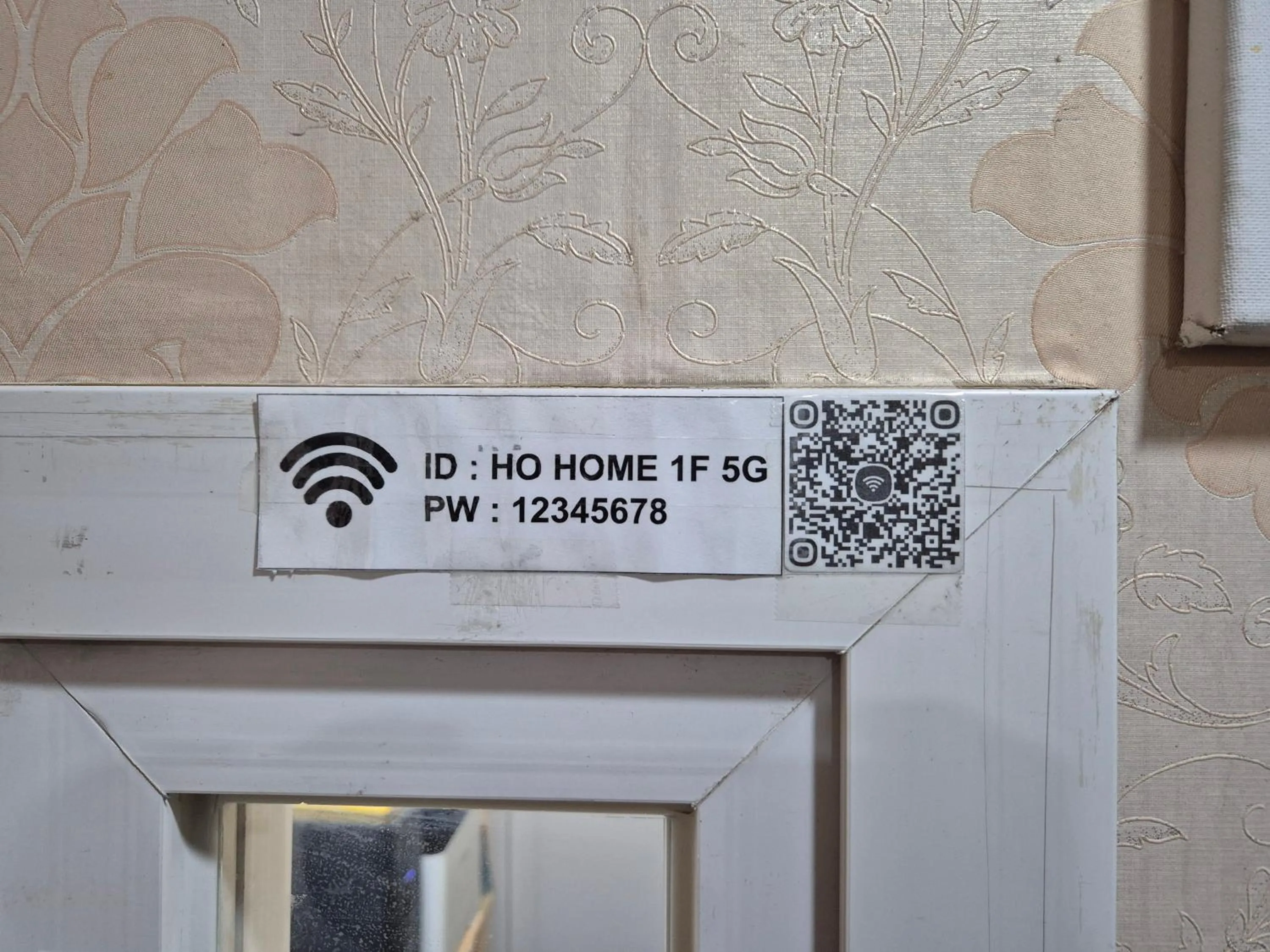 Text overlay in Ho Home Tel