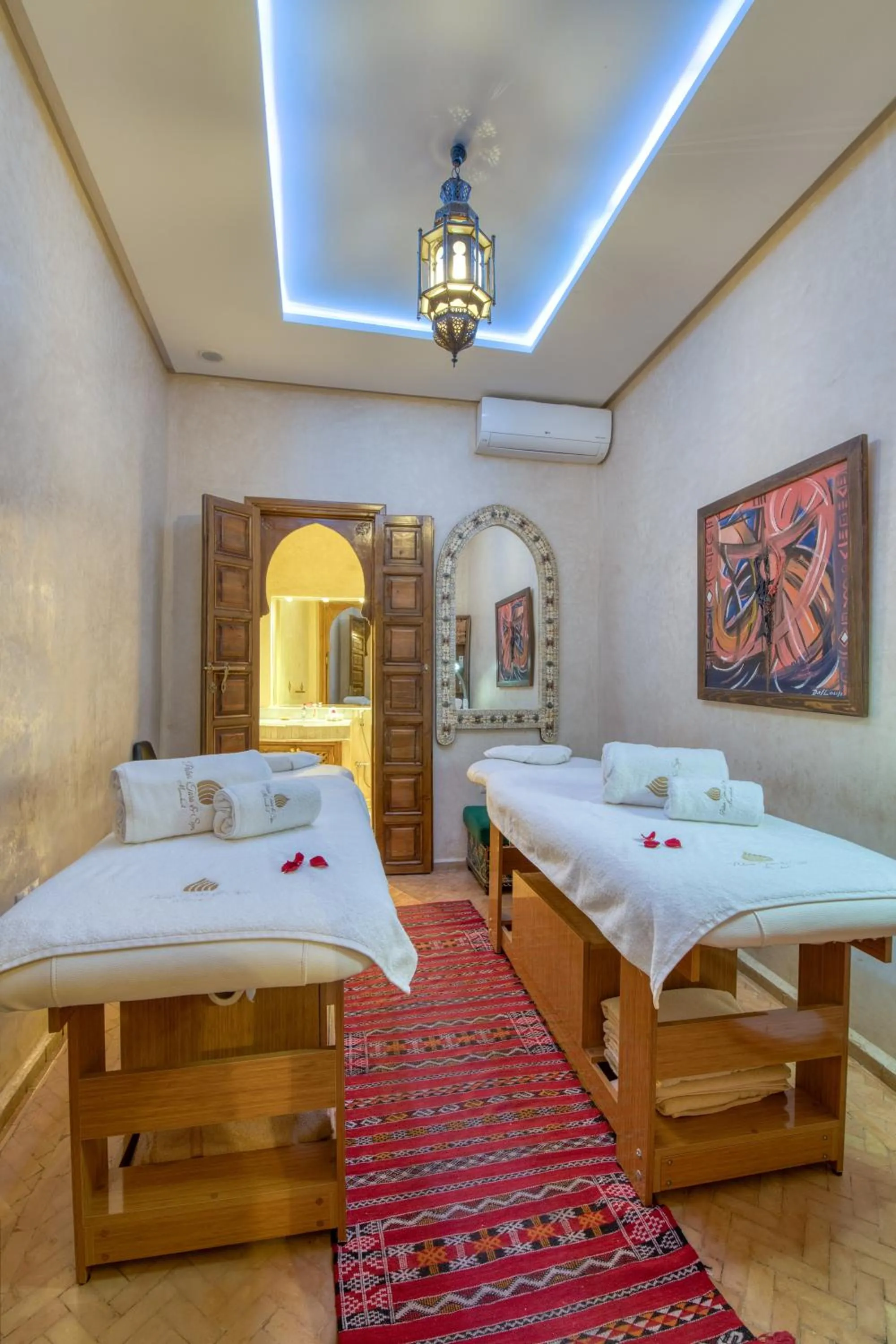 Massage, Bed in Palais Tara & Spa