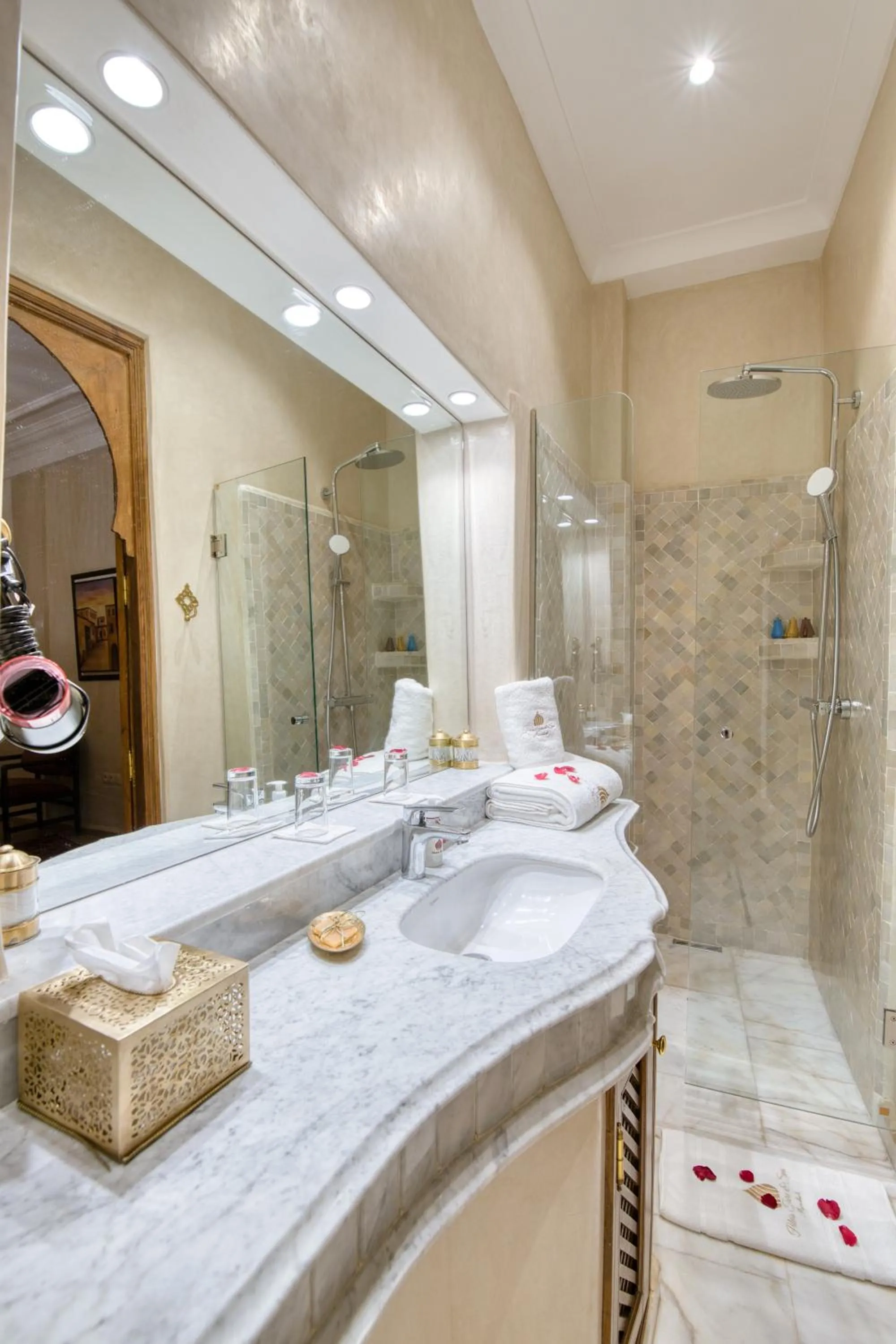 Shower in Palais Tara & Spa