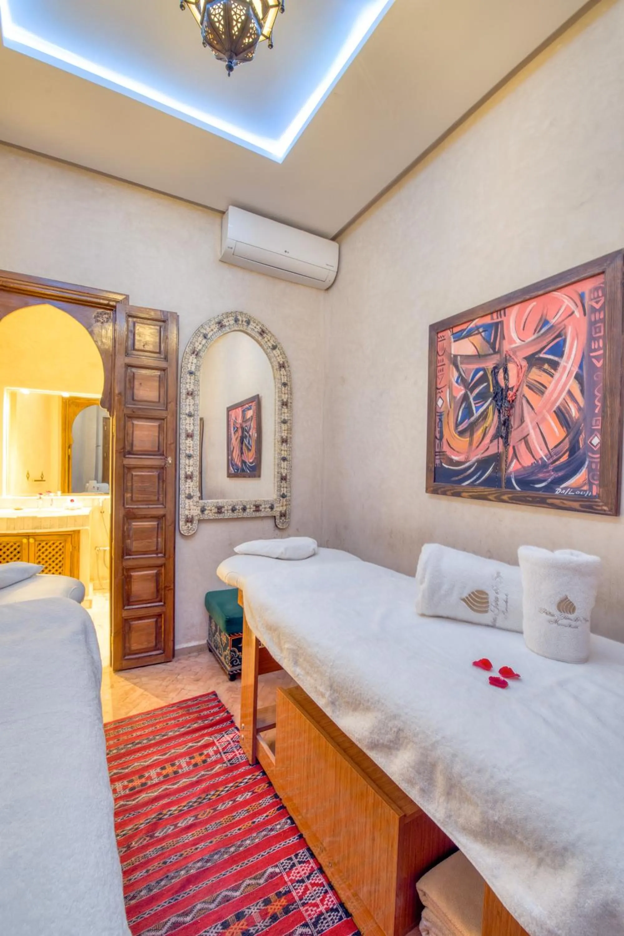 Massage, Bed in Palais Tara & Spa