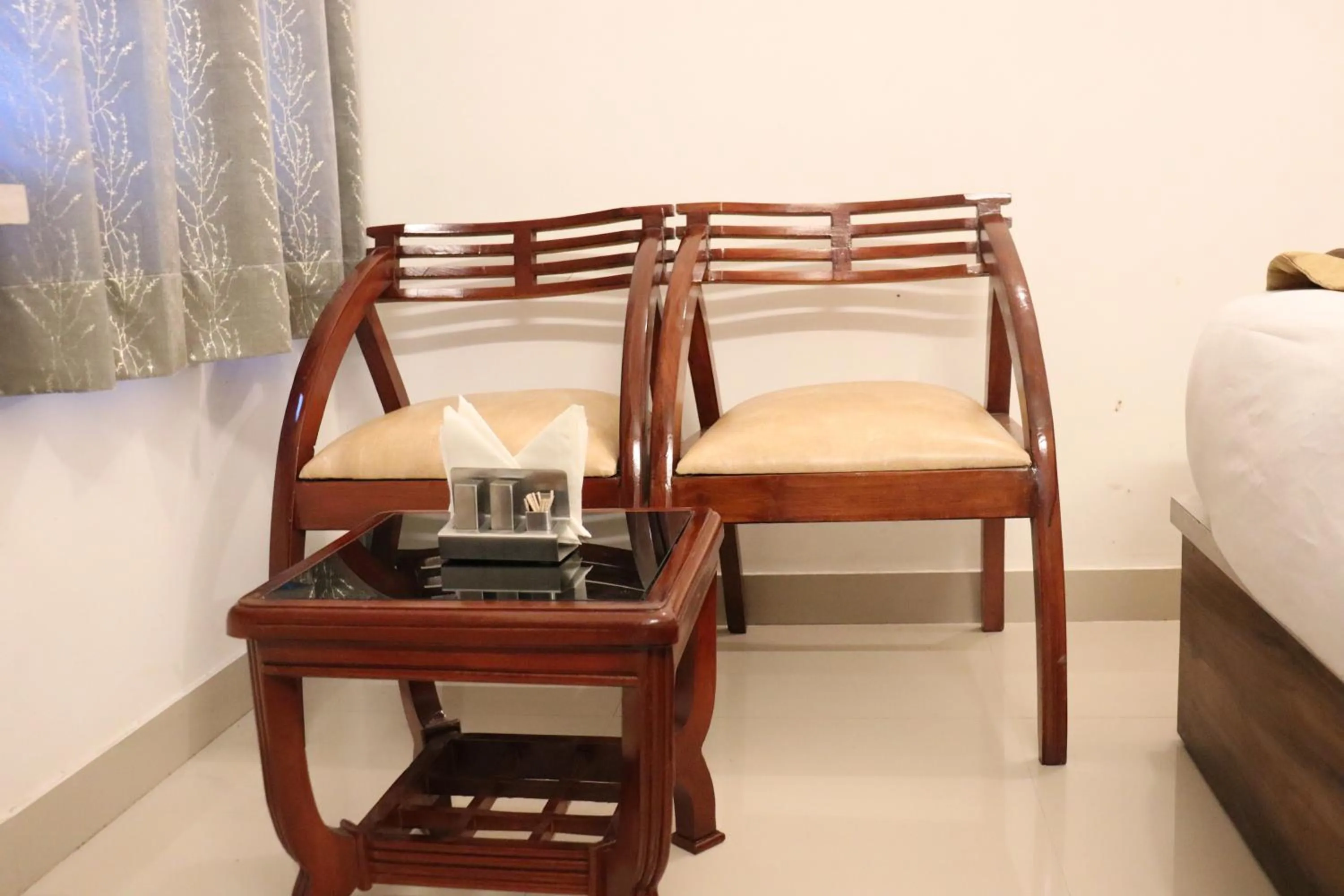 Seating area, Bed in Paradise Inn