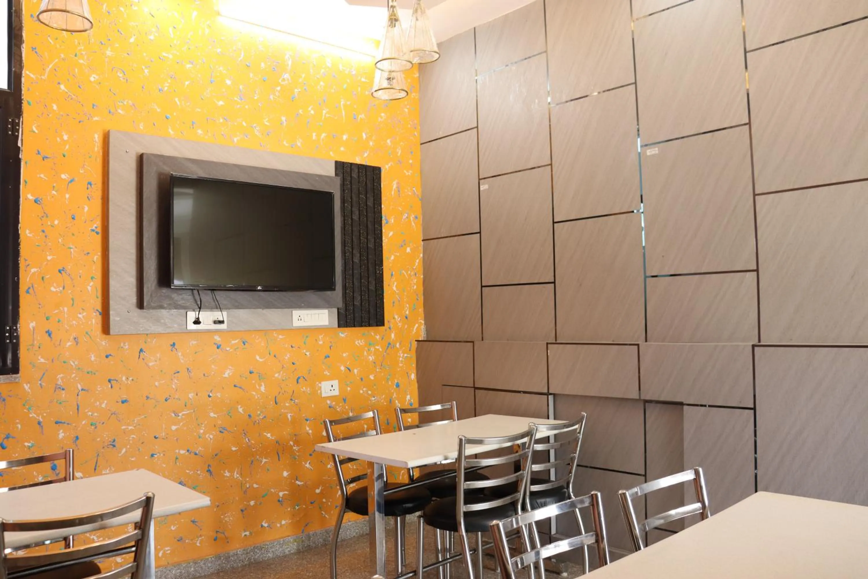 Restaurant/places to eat in Paradise Inn