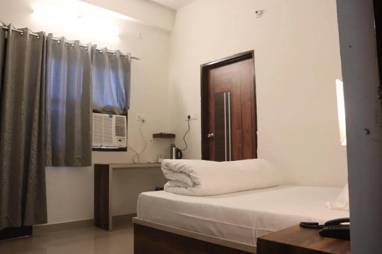 Photo of the whole room, Bed in Paradise Inn