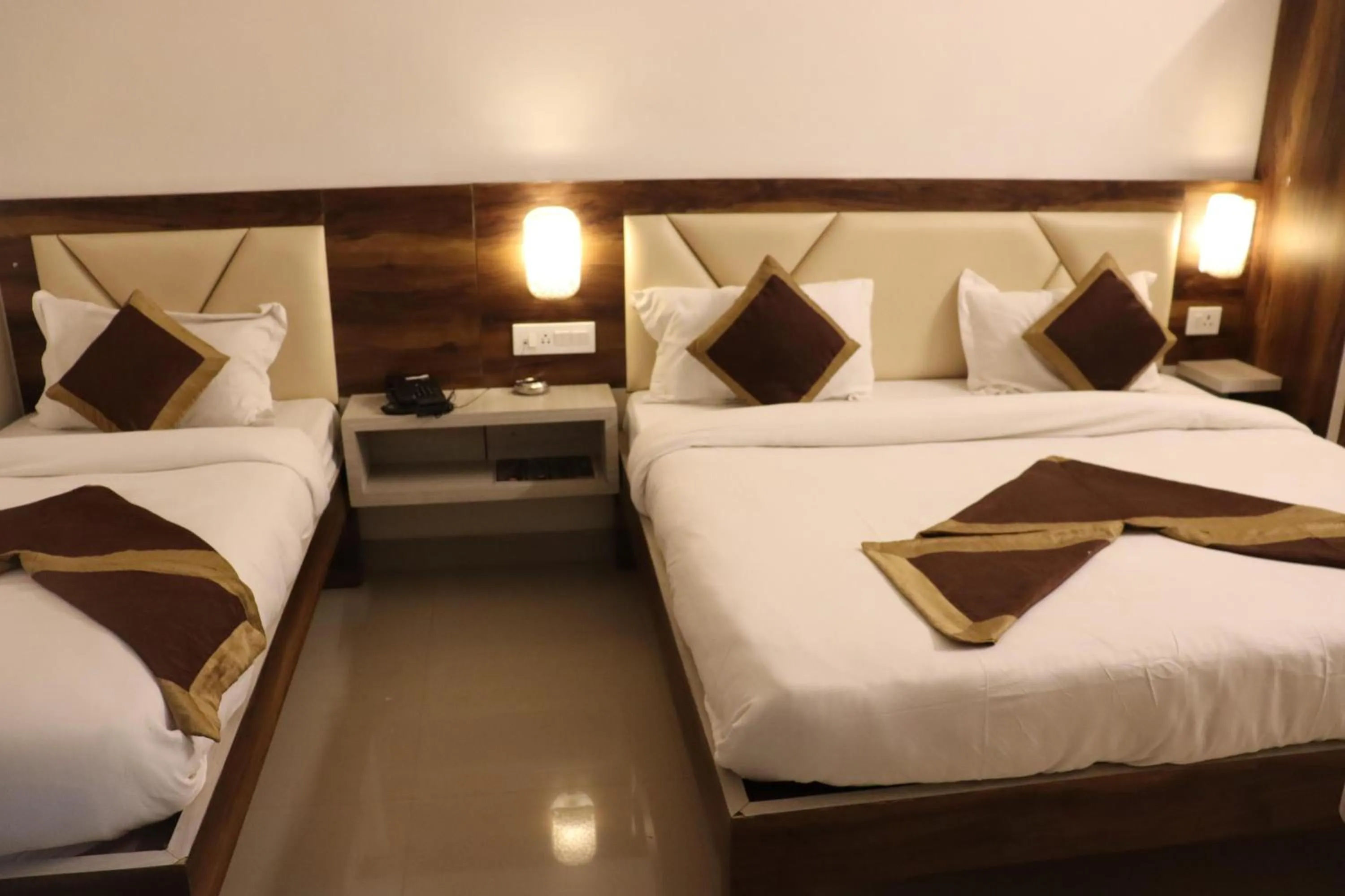 Photo of the whole room, Bed in Paradise Inn