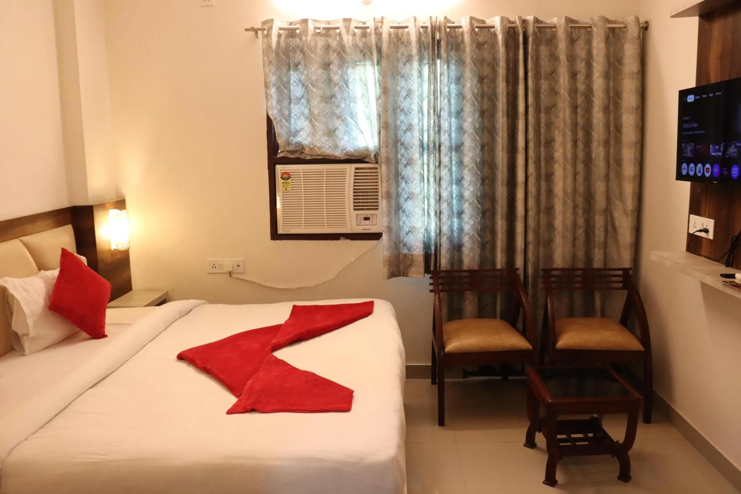 Photo of the whole room, Bed in Paradise Inn