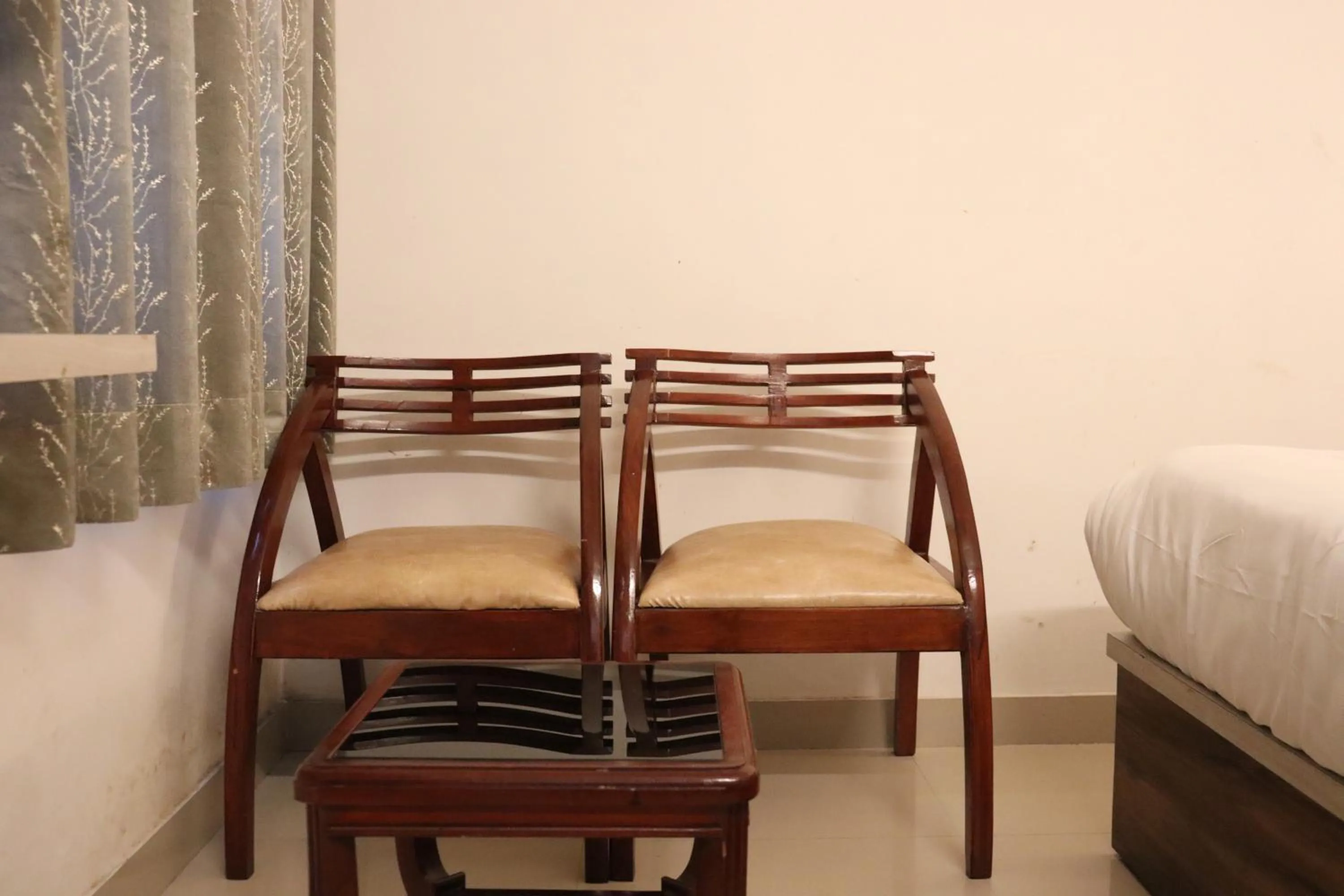 Dining area, Bed in Paradise Inn