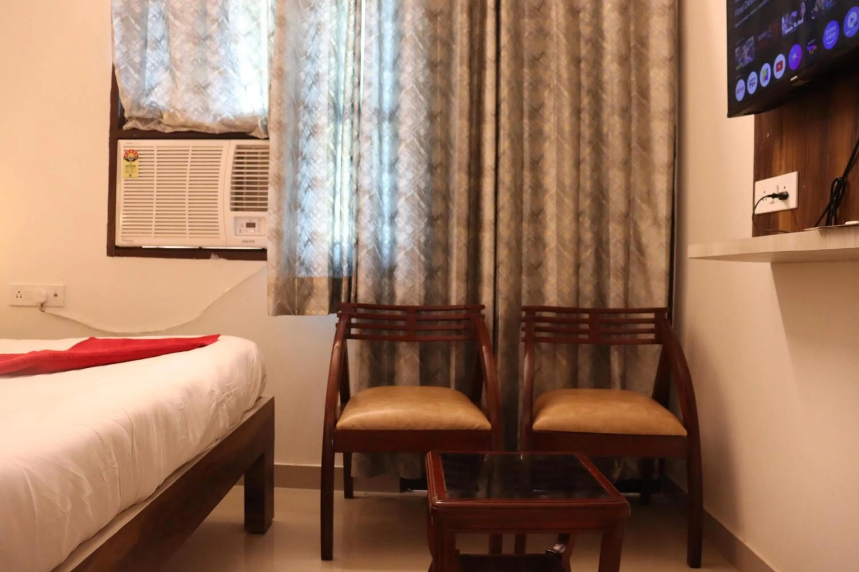 Photo of the whole room, Bed in Paradise Inn