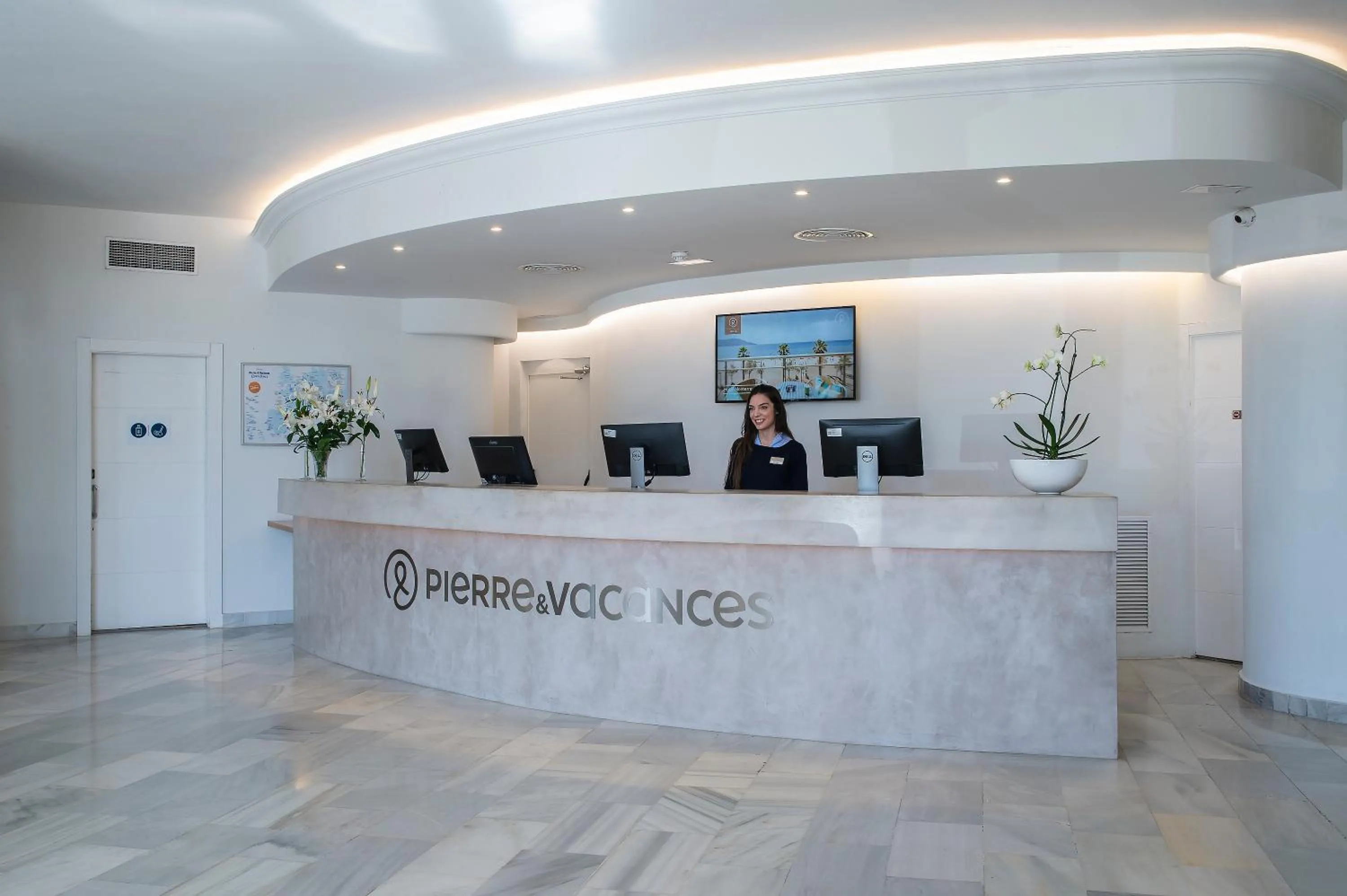 Lobby or reception in Hotel El Puerto by Pierre Vacances