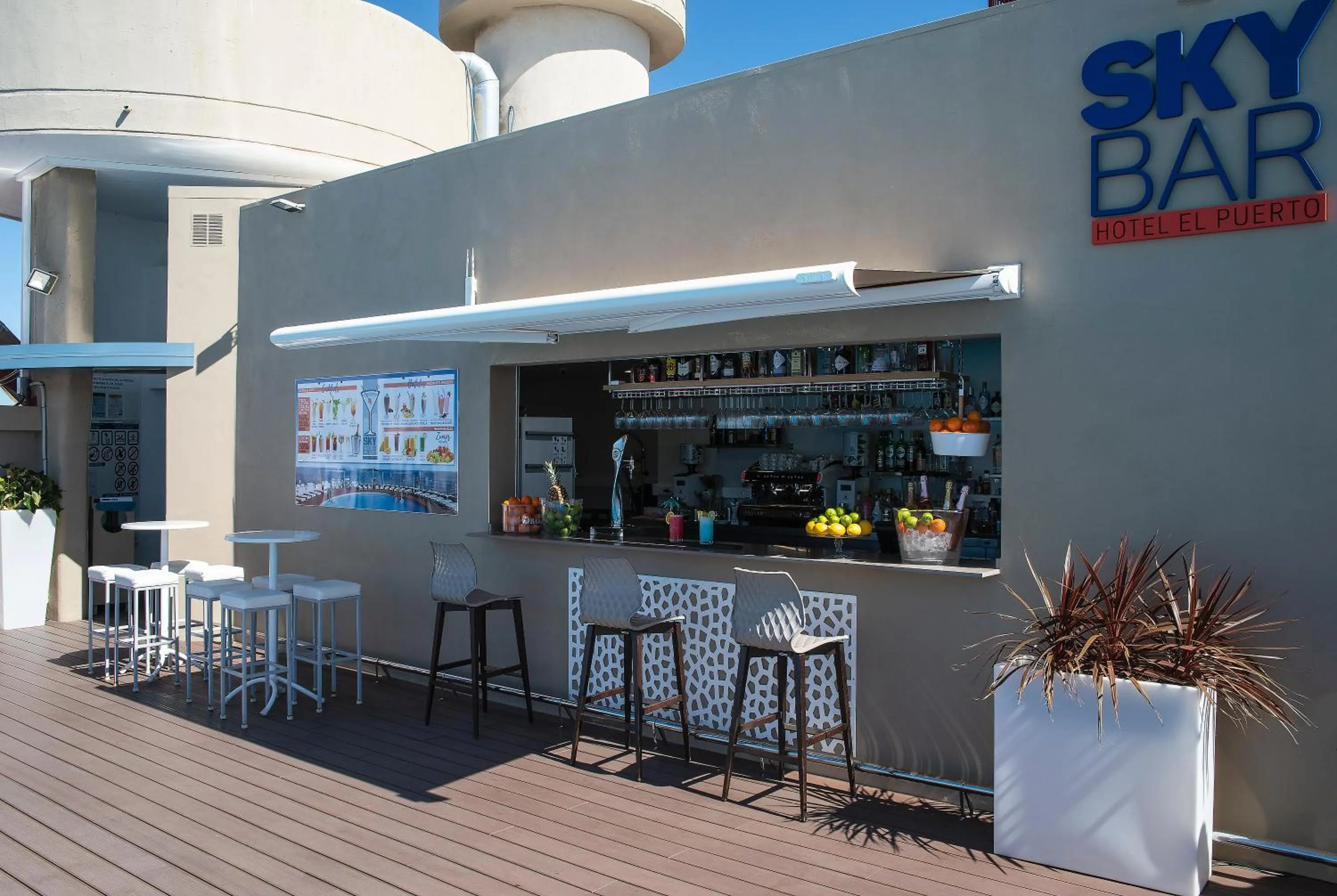 Lounge or bar in Hotel El Puerto by Pierre Vacances