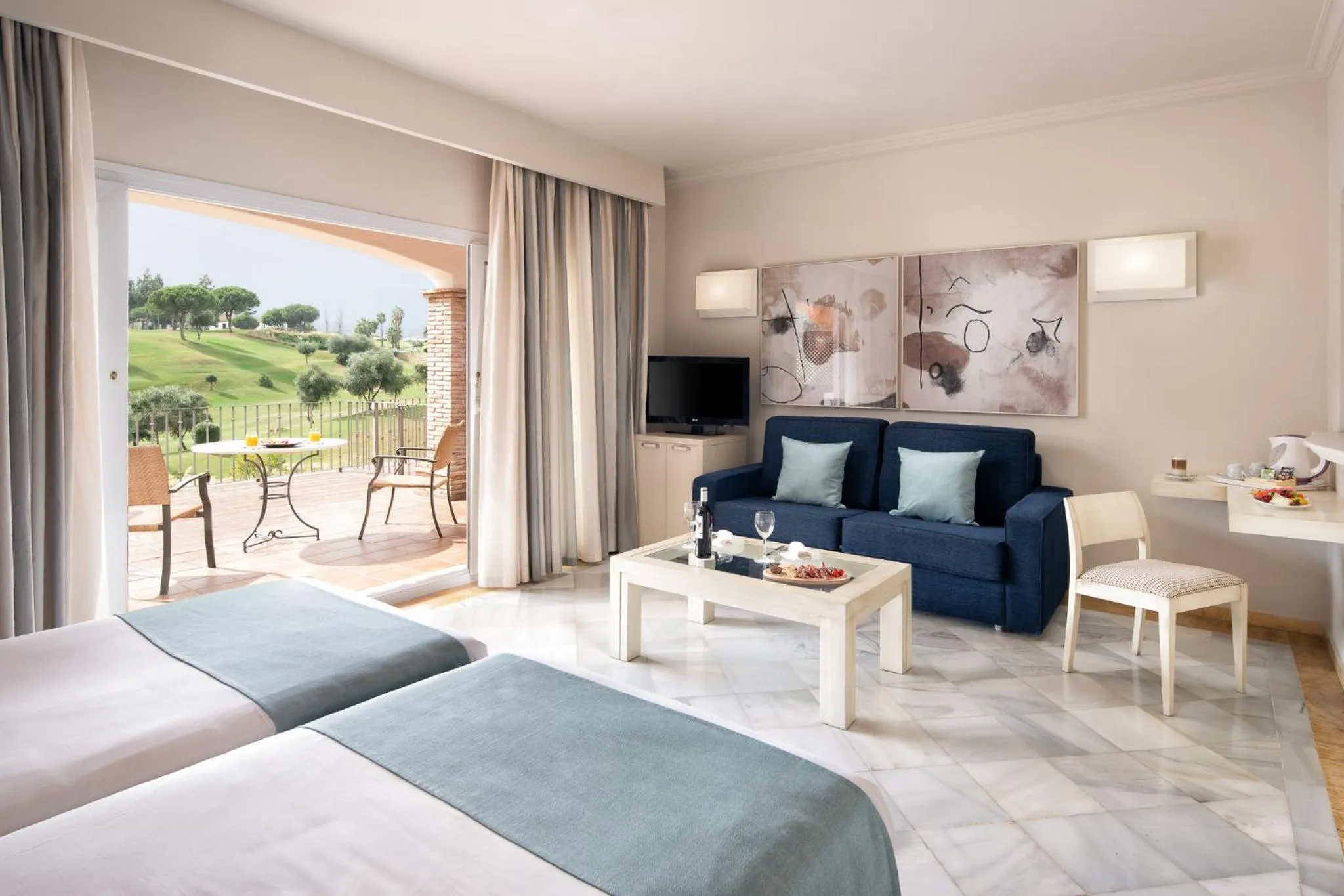 Living room, Bed in La Cala Resort