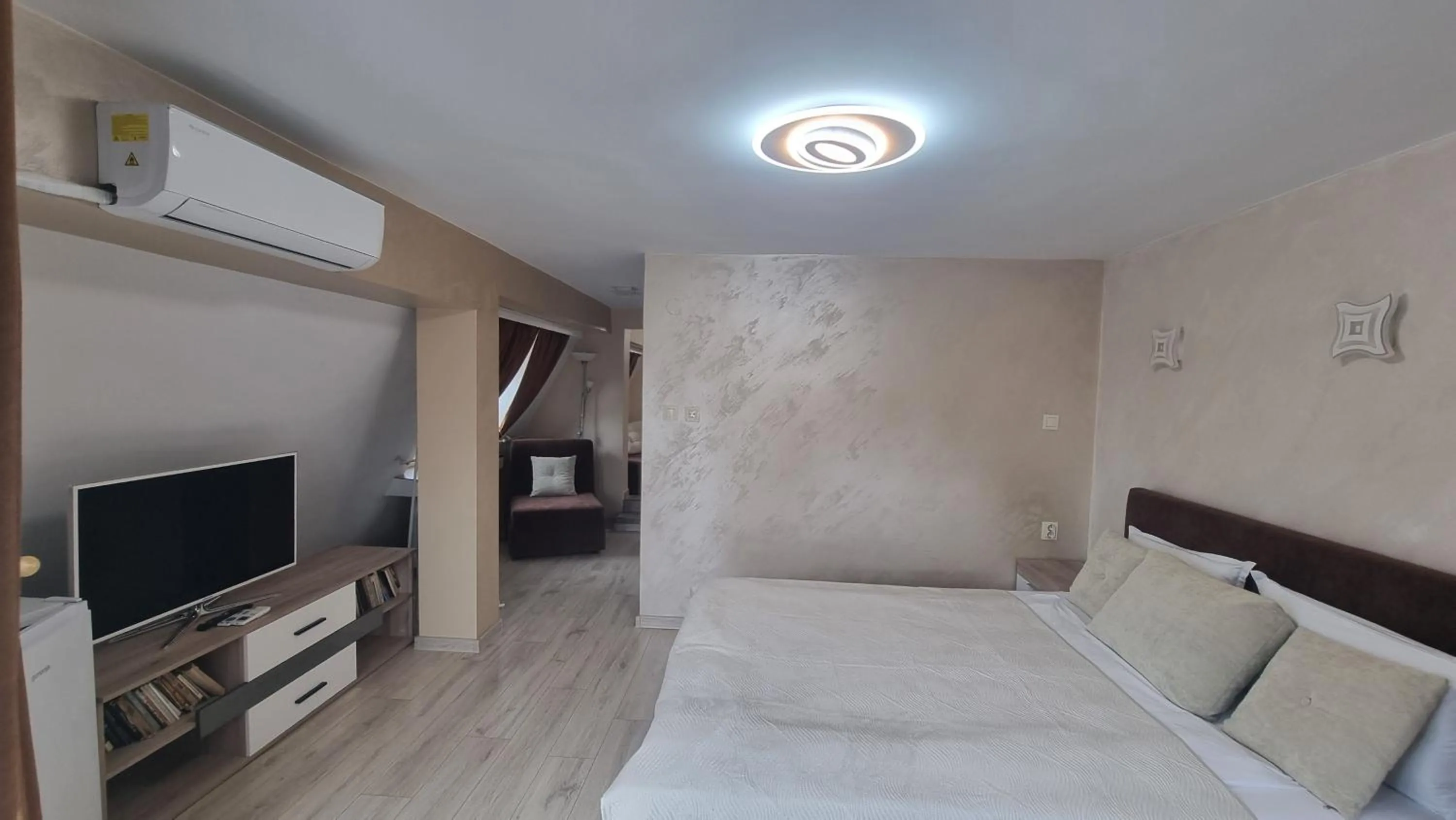 Photo of the whole room, Bed in Jeweller Hotel