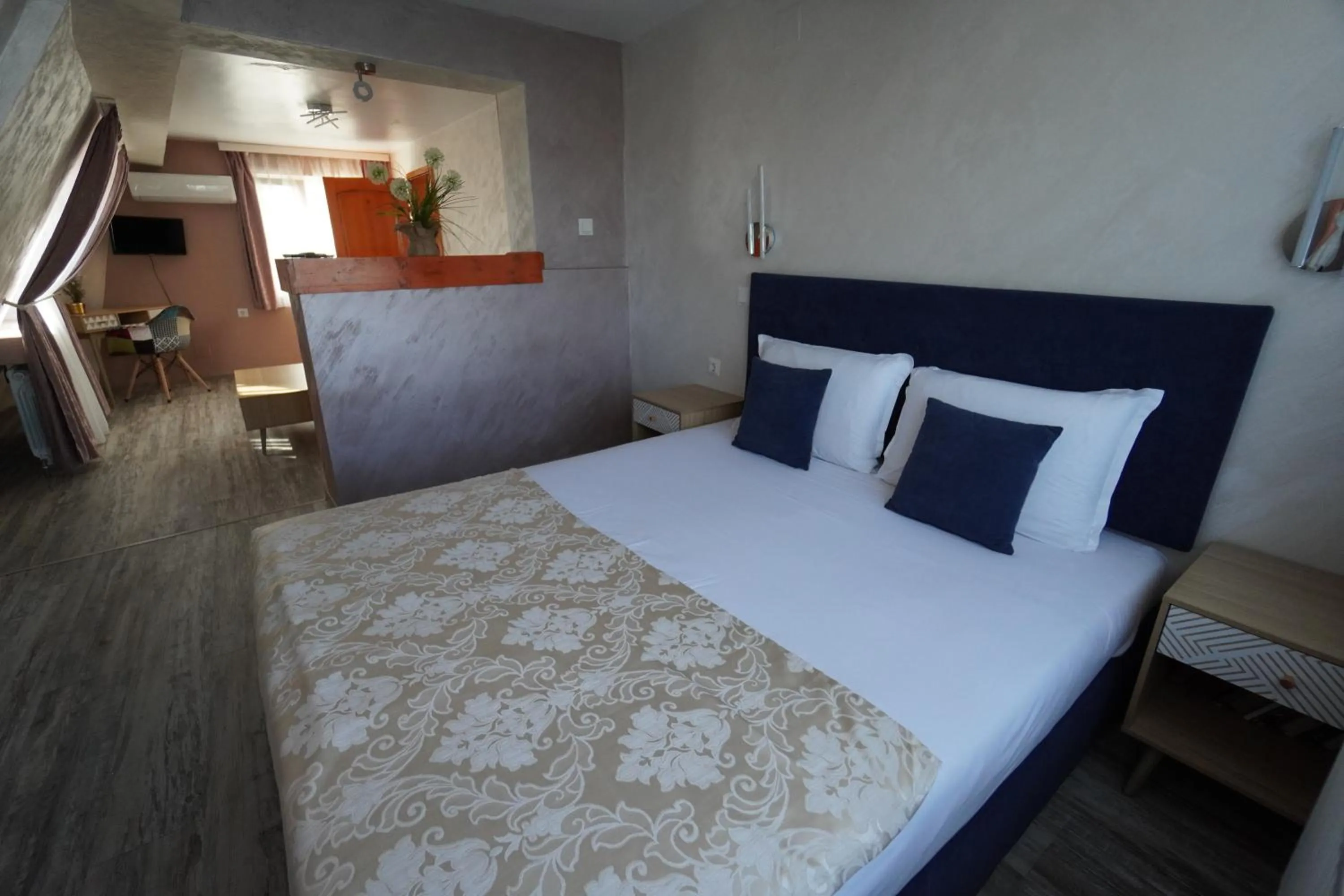 Photo of the whole room, Bed in Jeweller Hotel