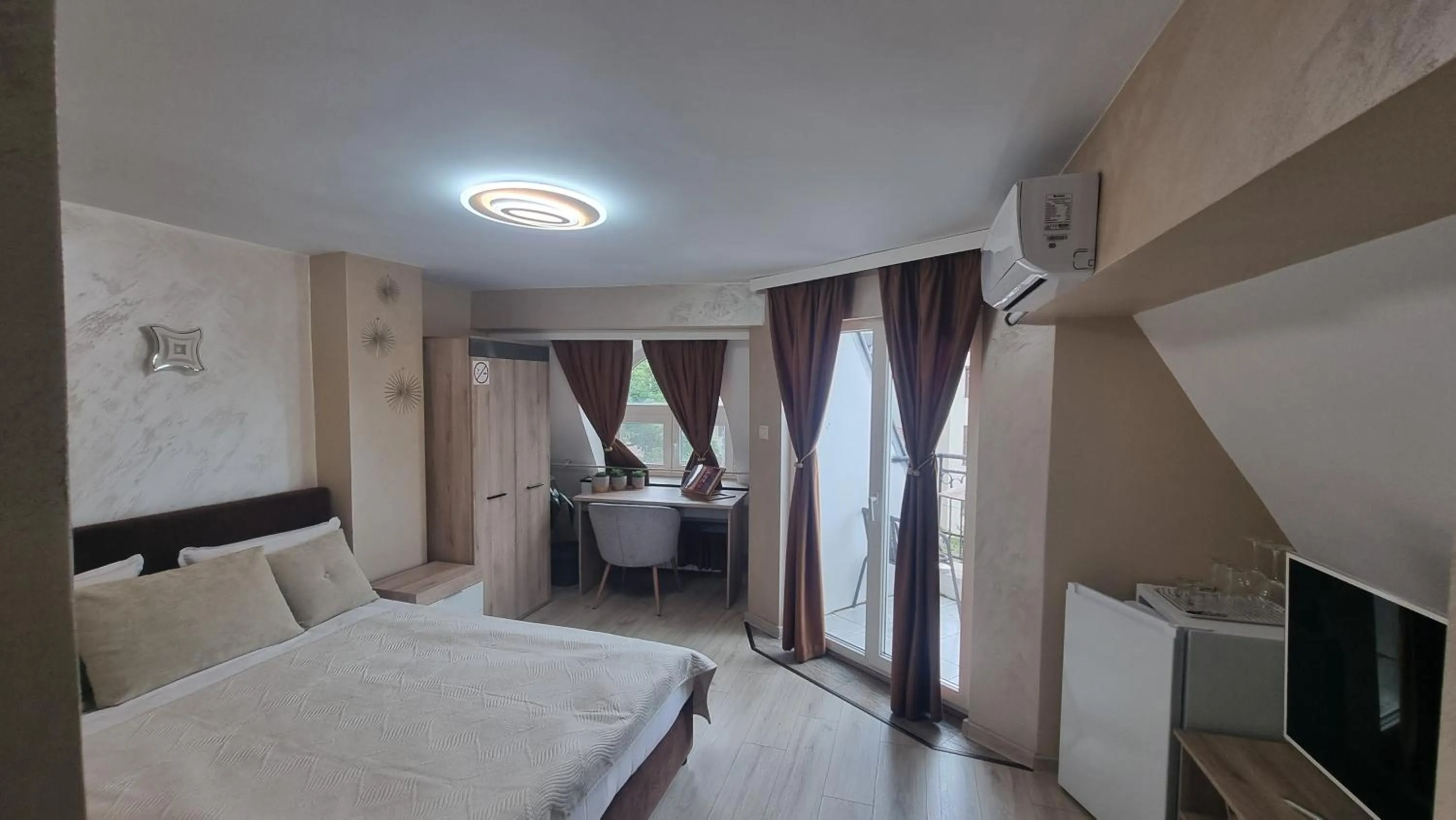 Photo of the whole room, Bed in Jeweller Hotel