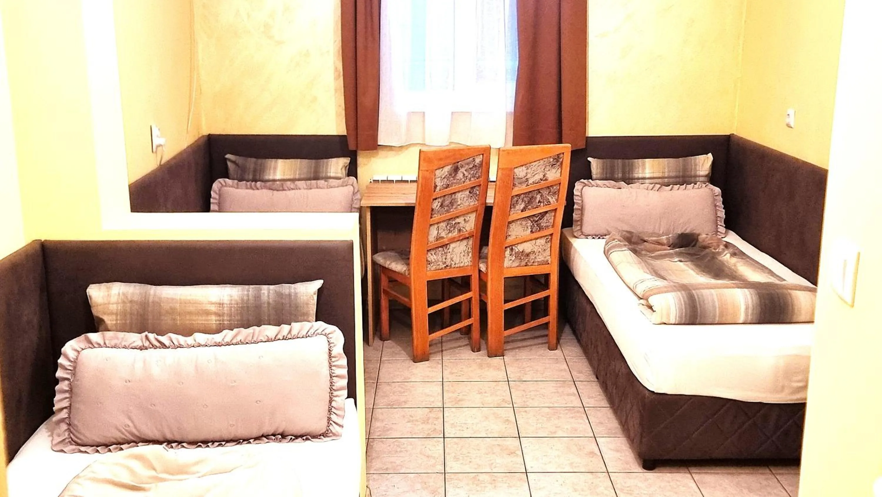 Photo of the whole room, Bed in Jeweller Hotel