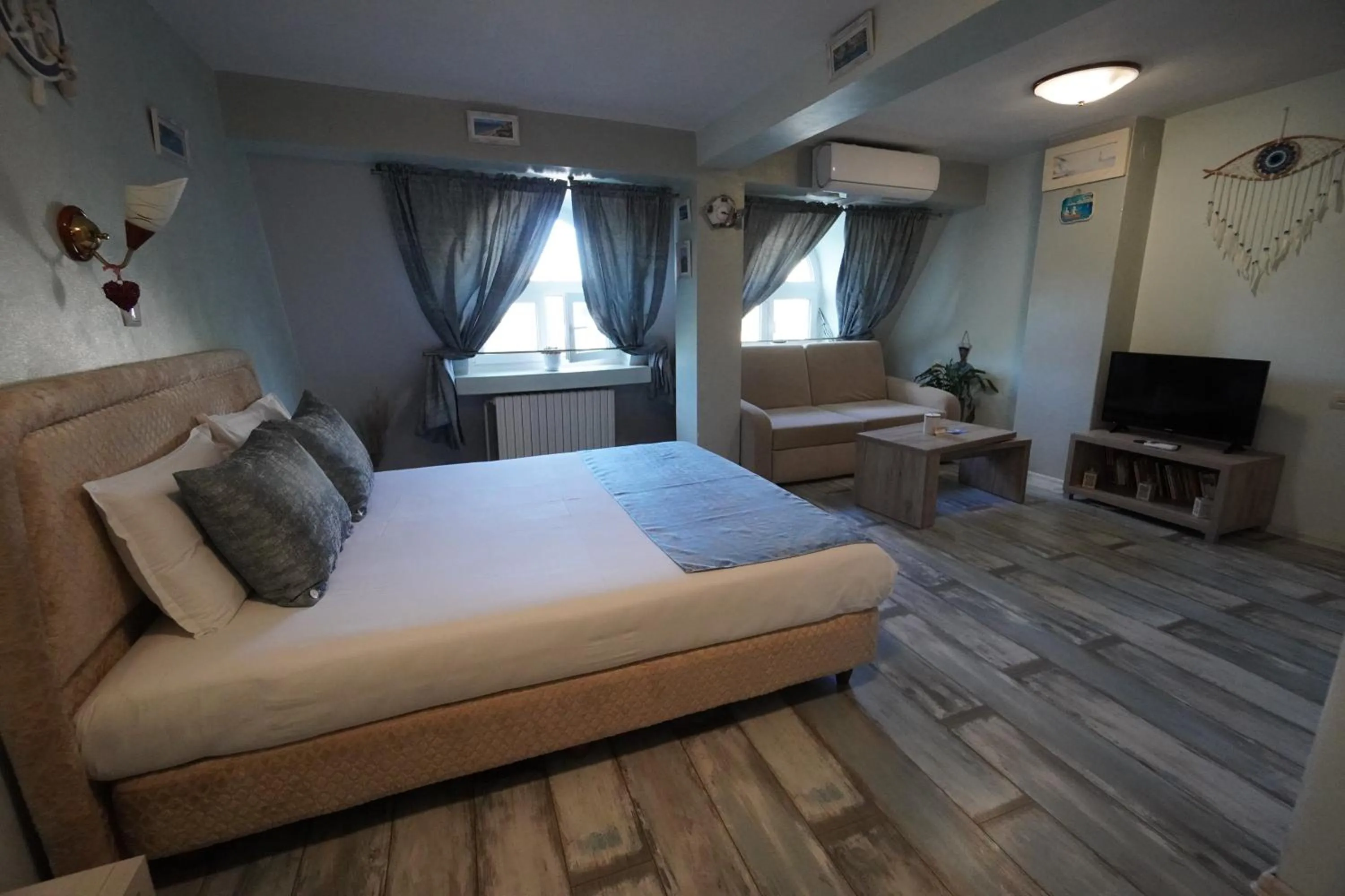 Photo of the whole room, Bed in Jeweller Hotel