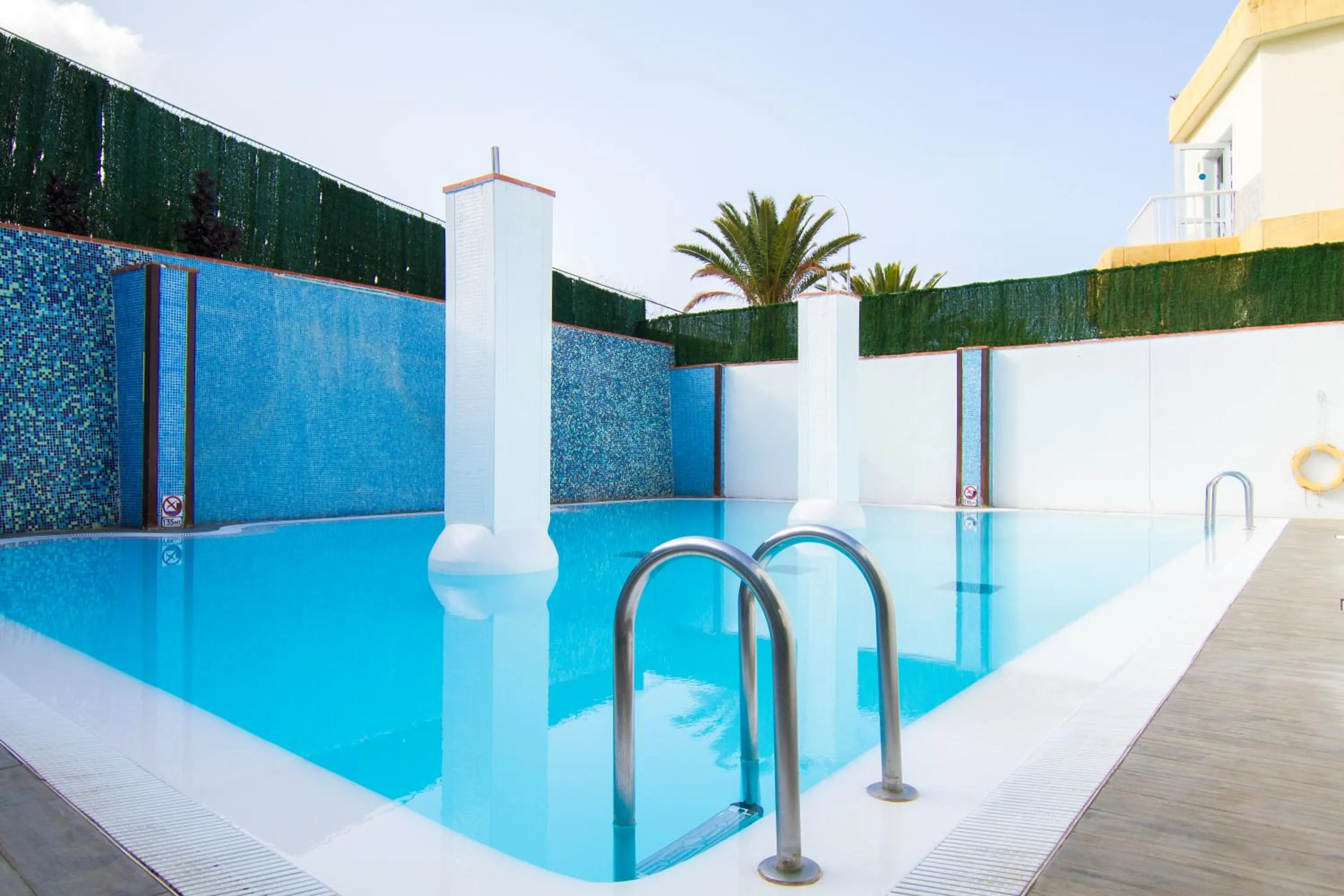 Swimming pool in Checkin Bungalows Atlántida