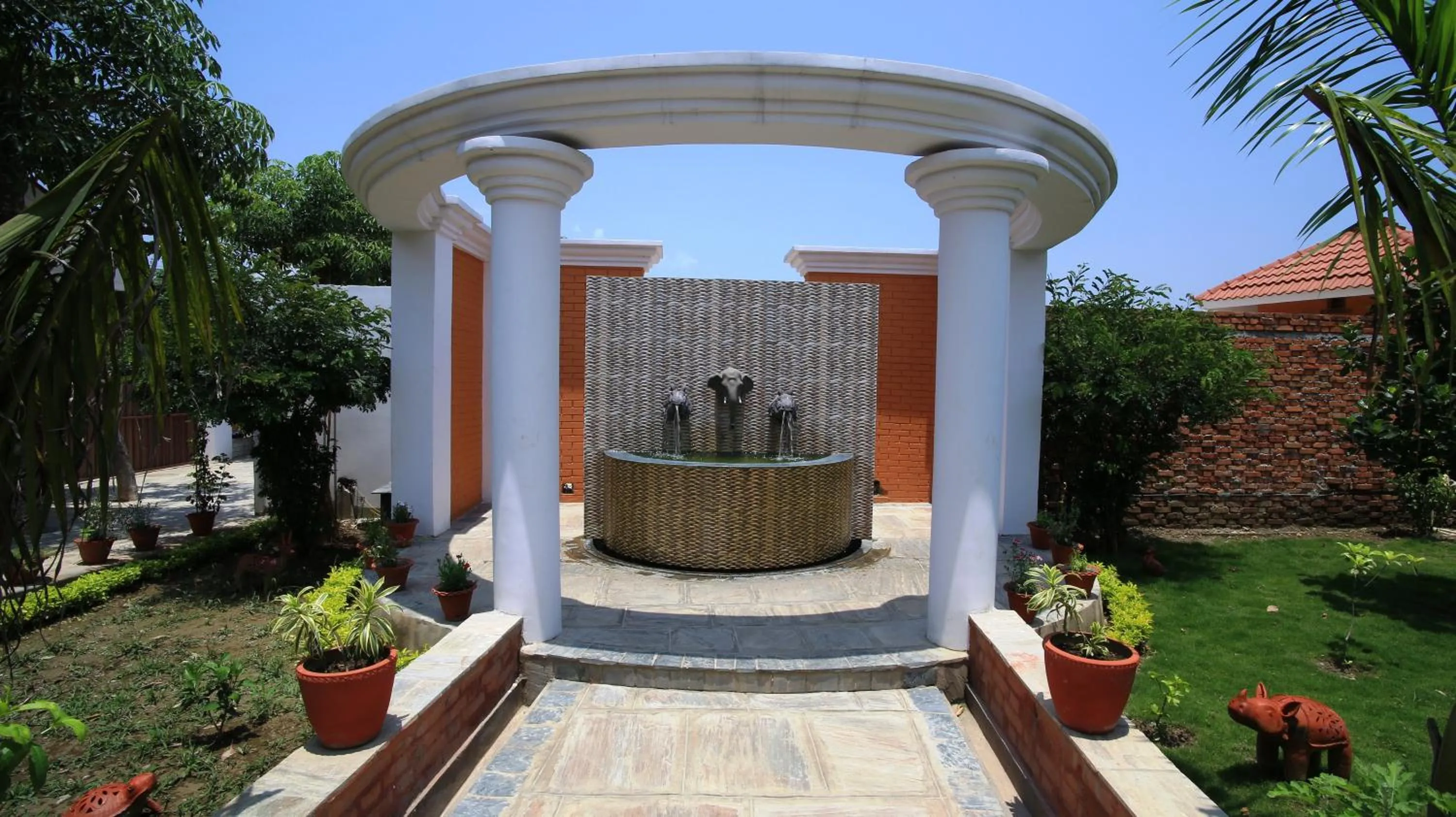 Facade/entrance in Landmark Forest Park