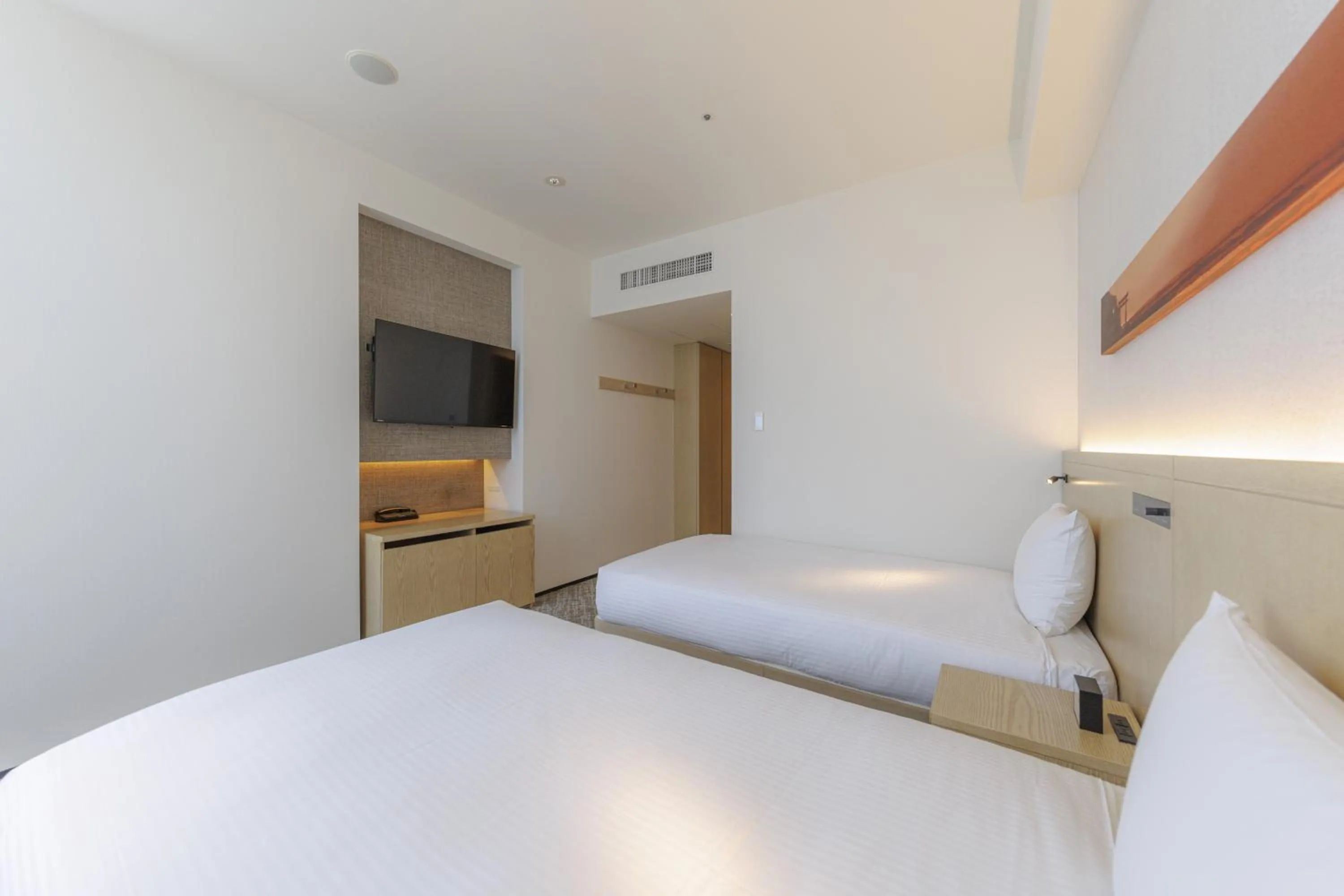 Photo of the whole room, Bed in JR Kyushu Hotel Blossom Shinjuku