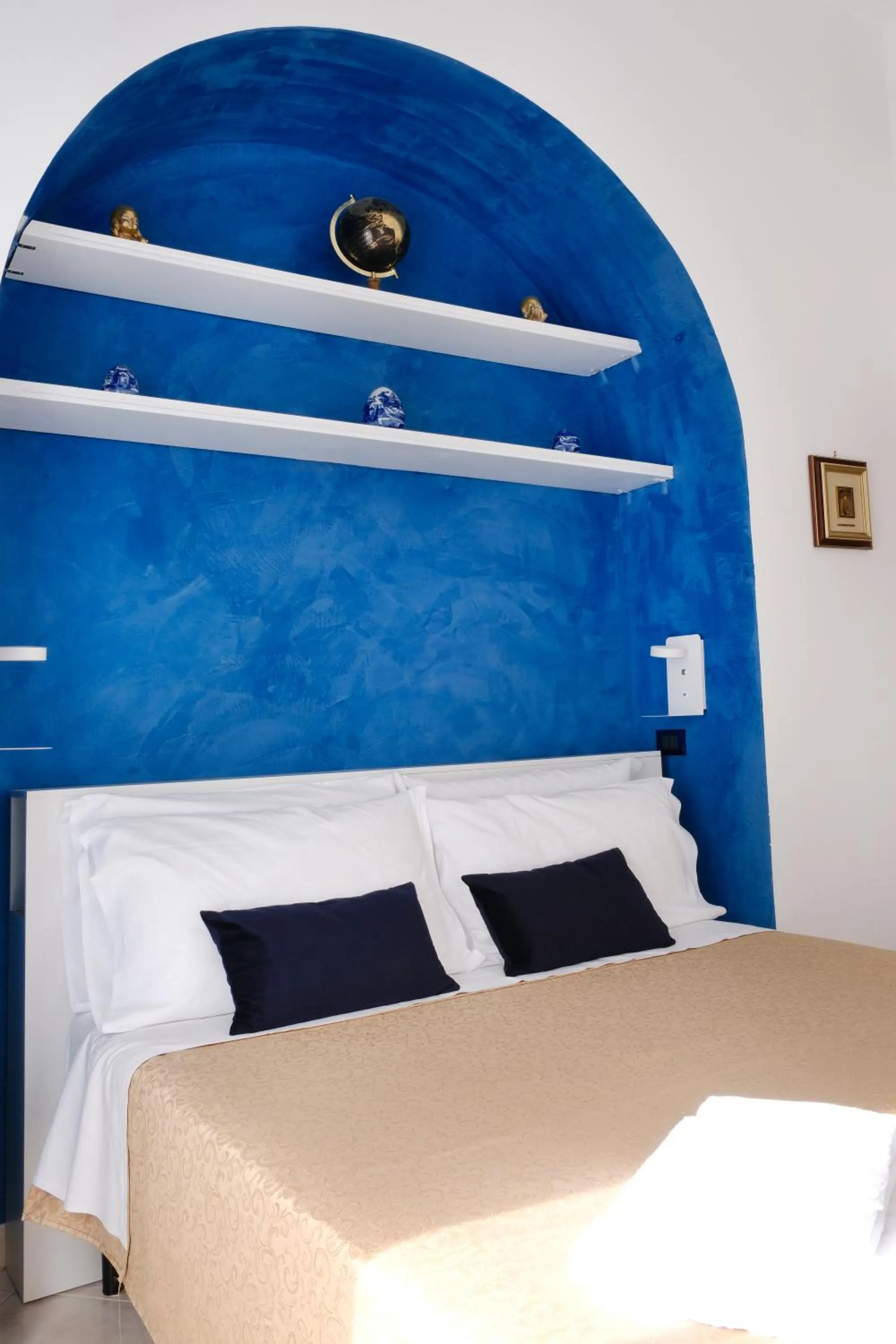 Bed in Domus Chiara al Colosseo