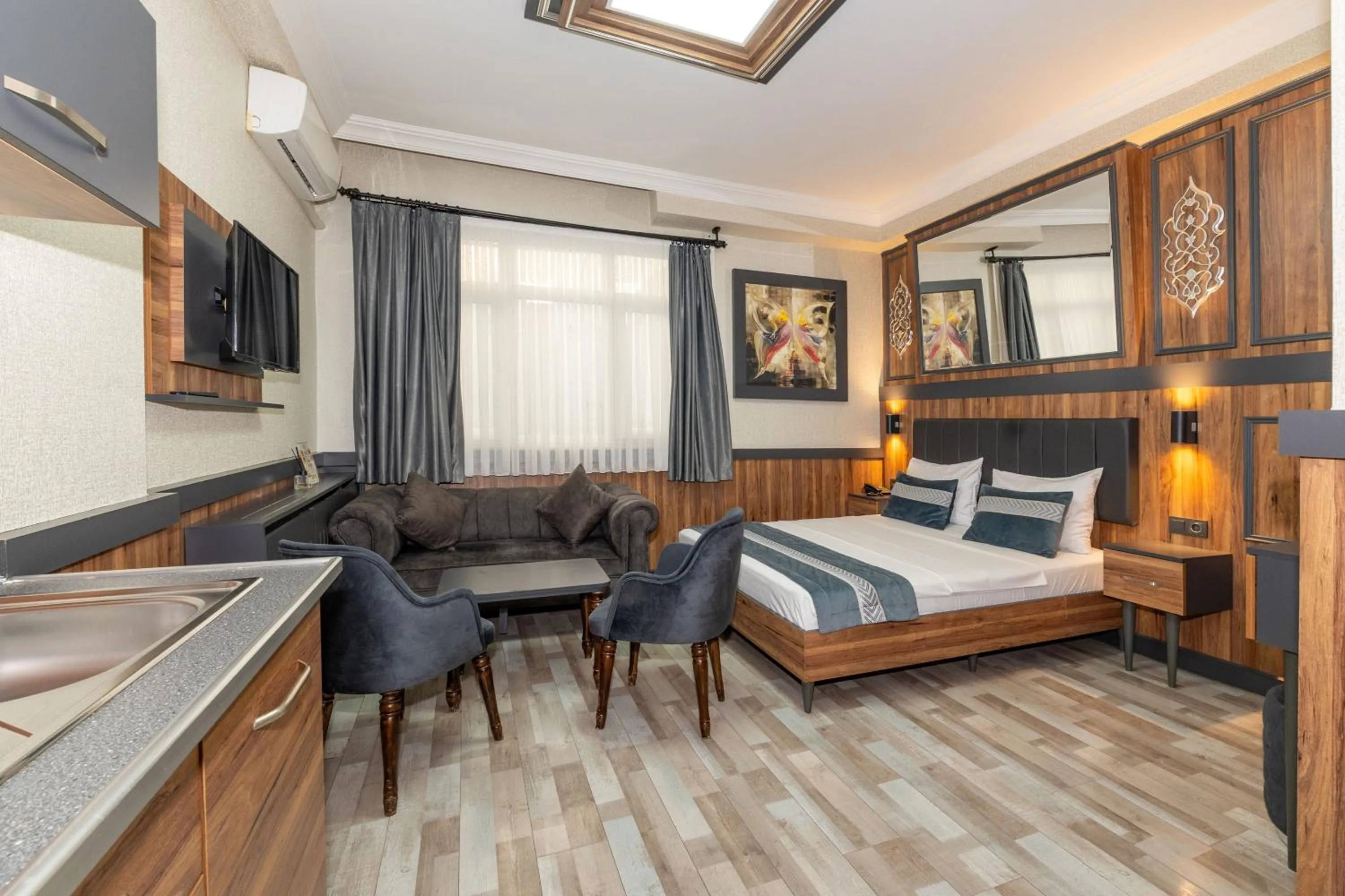 Communal lounge/ TV room, Bed in La Serena Taxim Hotel