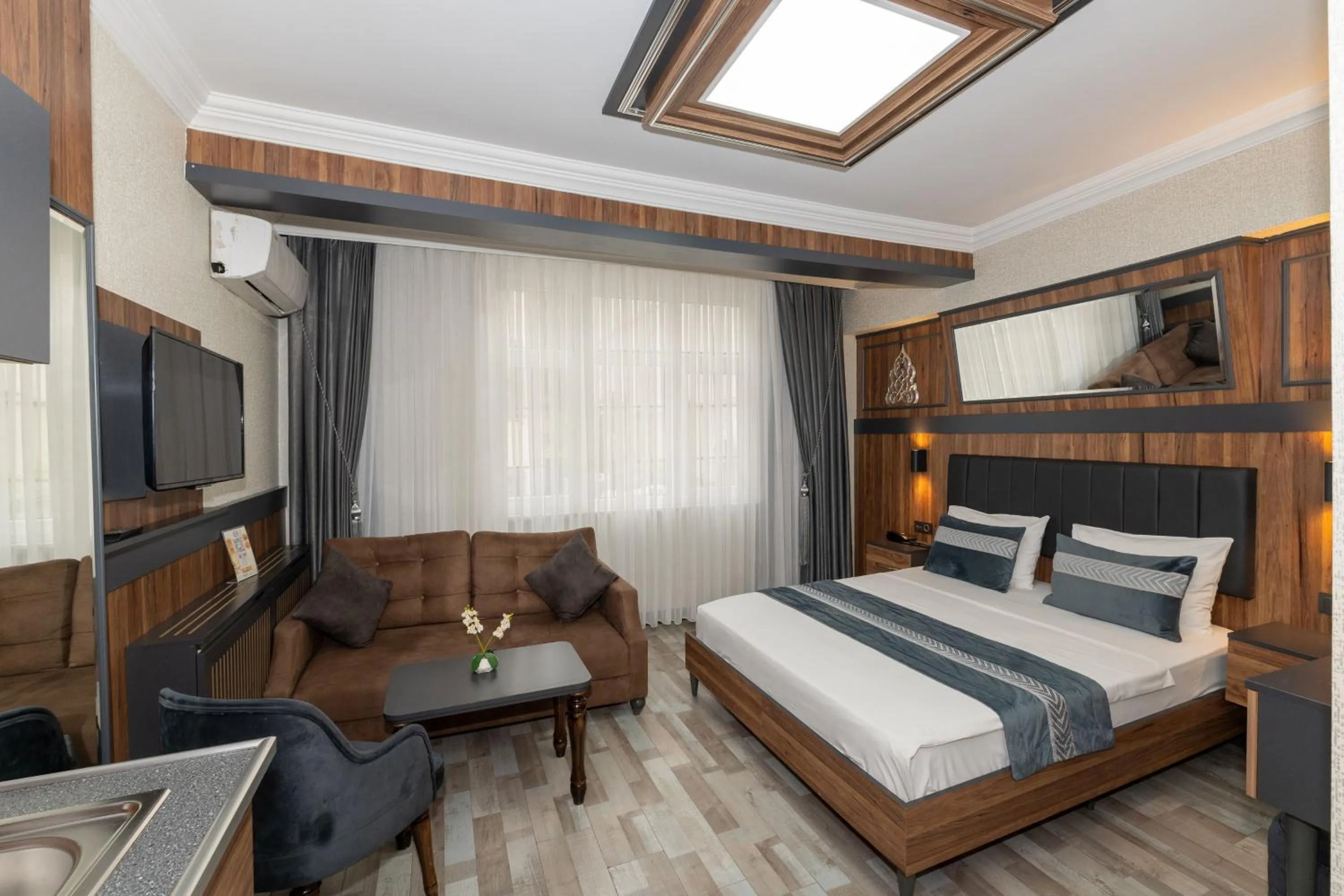 Communal lounge/ TV room, Bed in La Serena Taxim Hotel