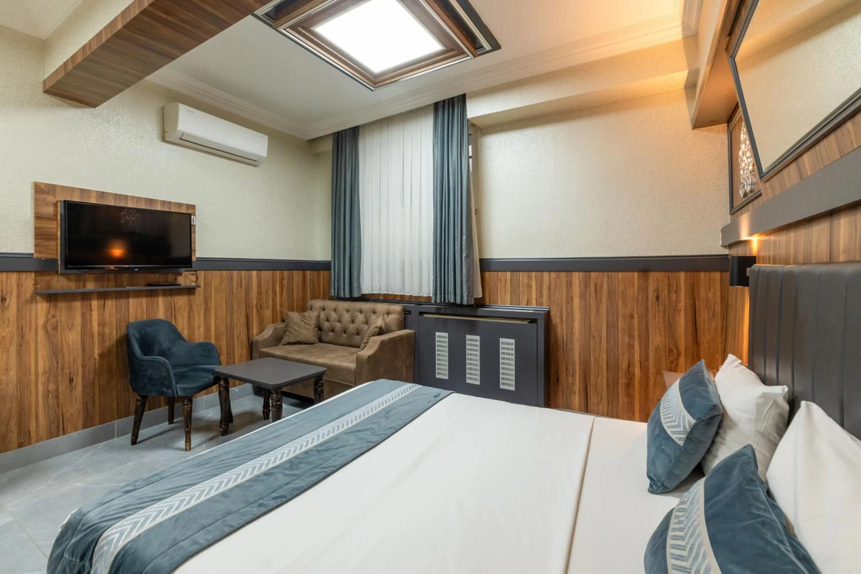 Communal lounge/ TV room, Bed in La Serena Taxim Hotel