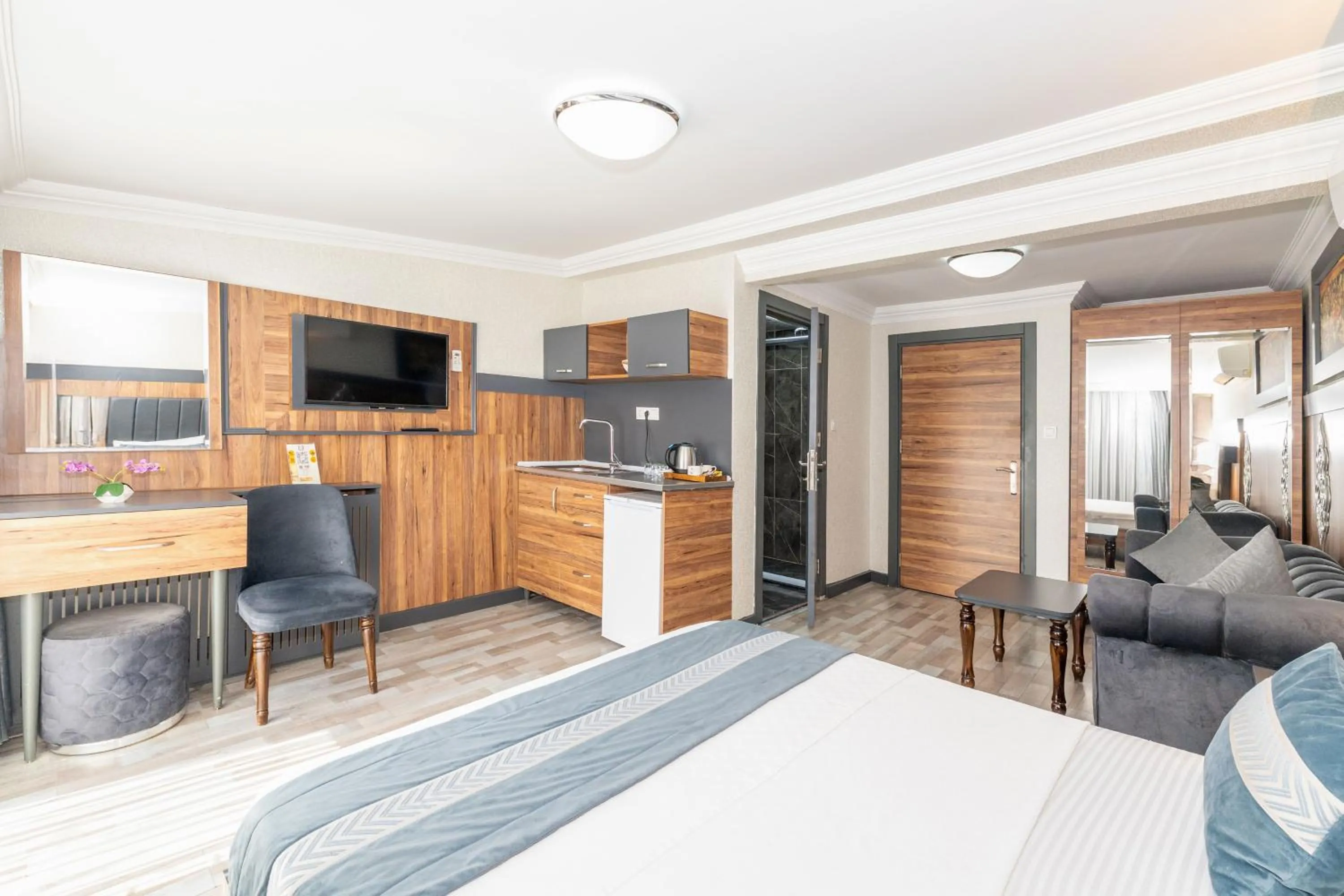 Communal lounge/ TV room, Bed in La Serena Taxim Hotel